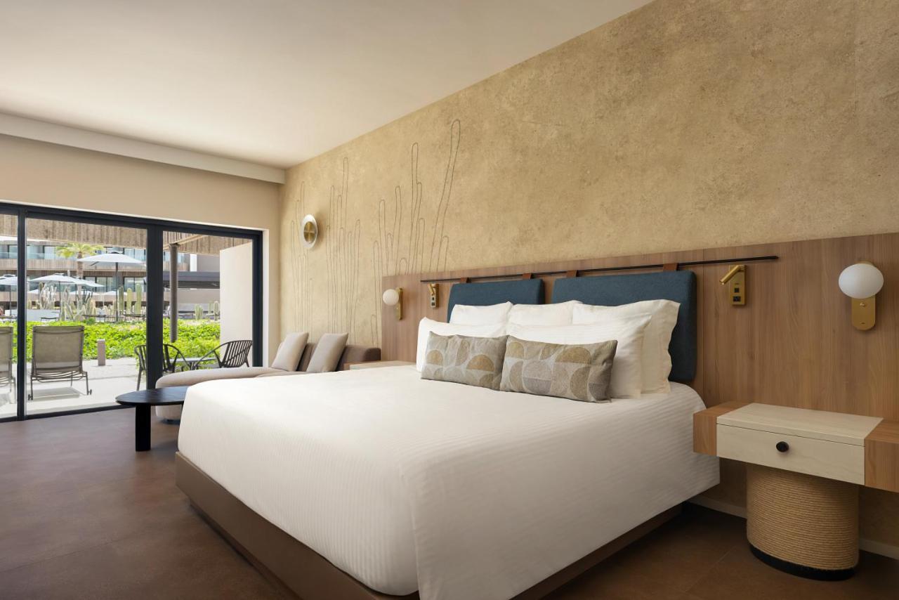 Suite Junior con terraza junto a la piscina y cama extragrande