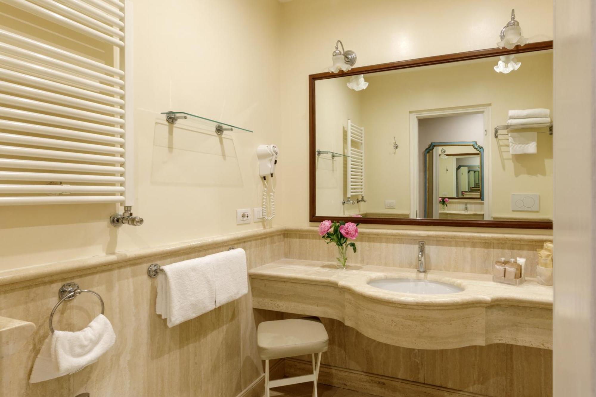 Superior Double or Twin Room Via dei Greci 23