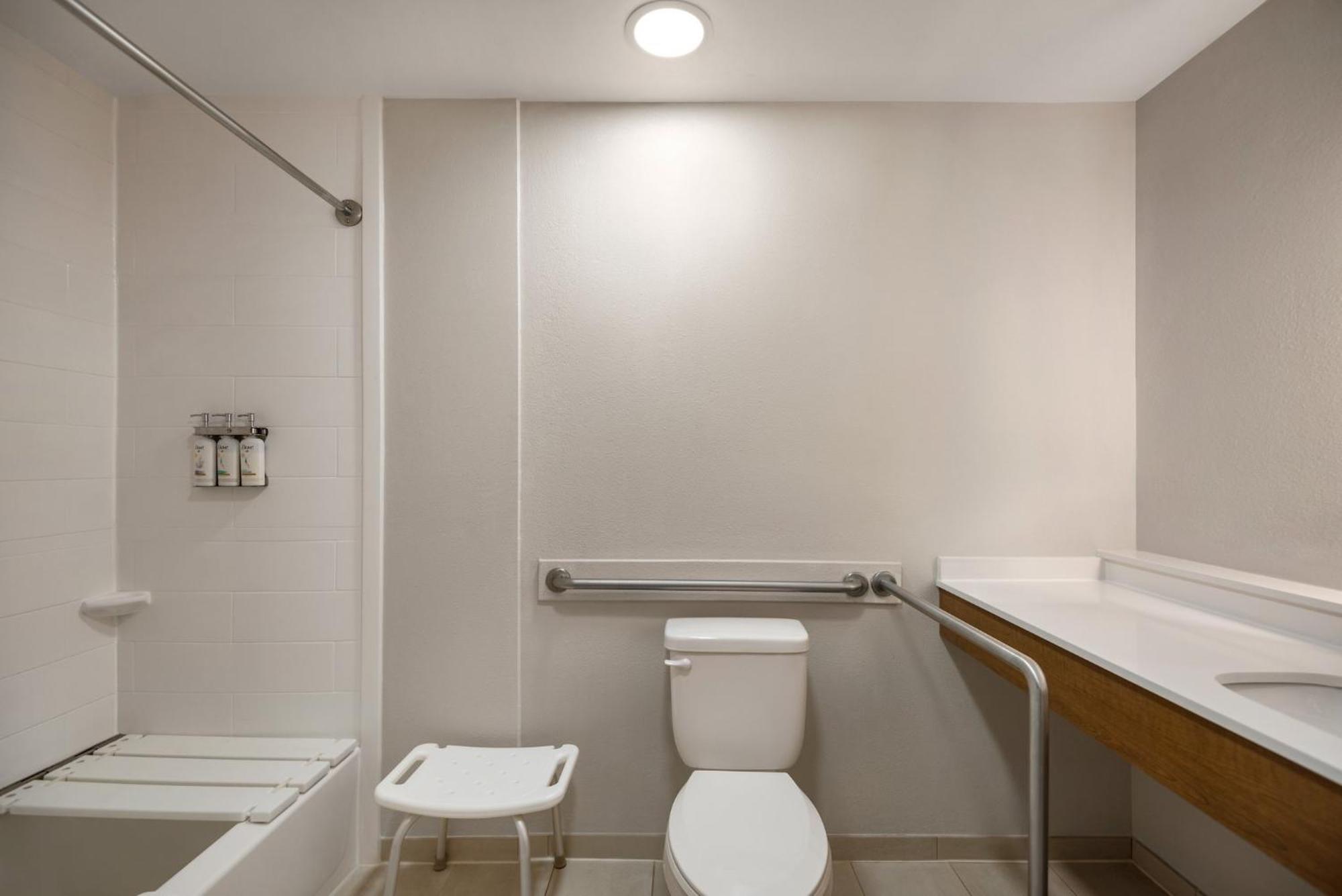 Suite with Mobility Accessible Tub - Non-Smoking