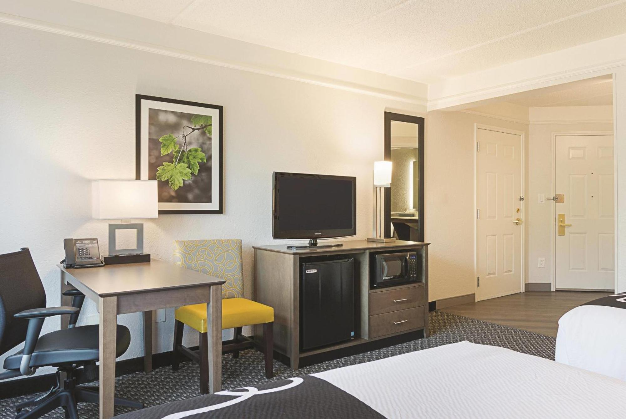 Double Room with Two Double Beds and Bathtub - Mobility/Hearing Accessible - Non-Smoking