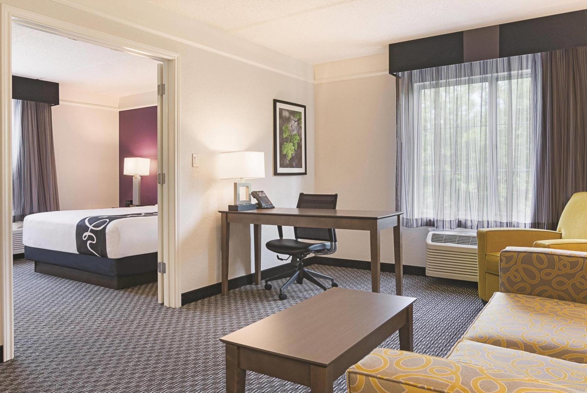 One-Bedroom King Suite - Non-Smoking