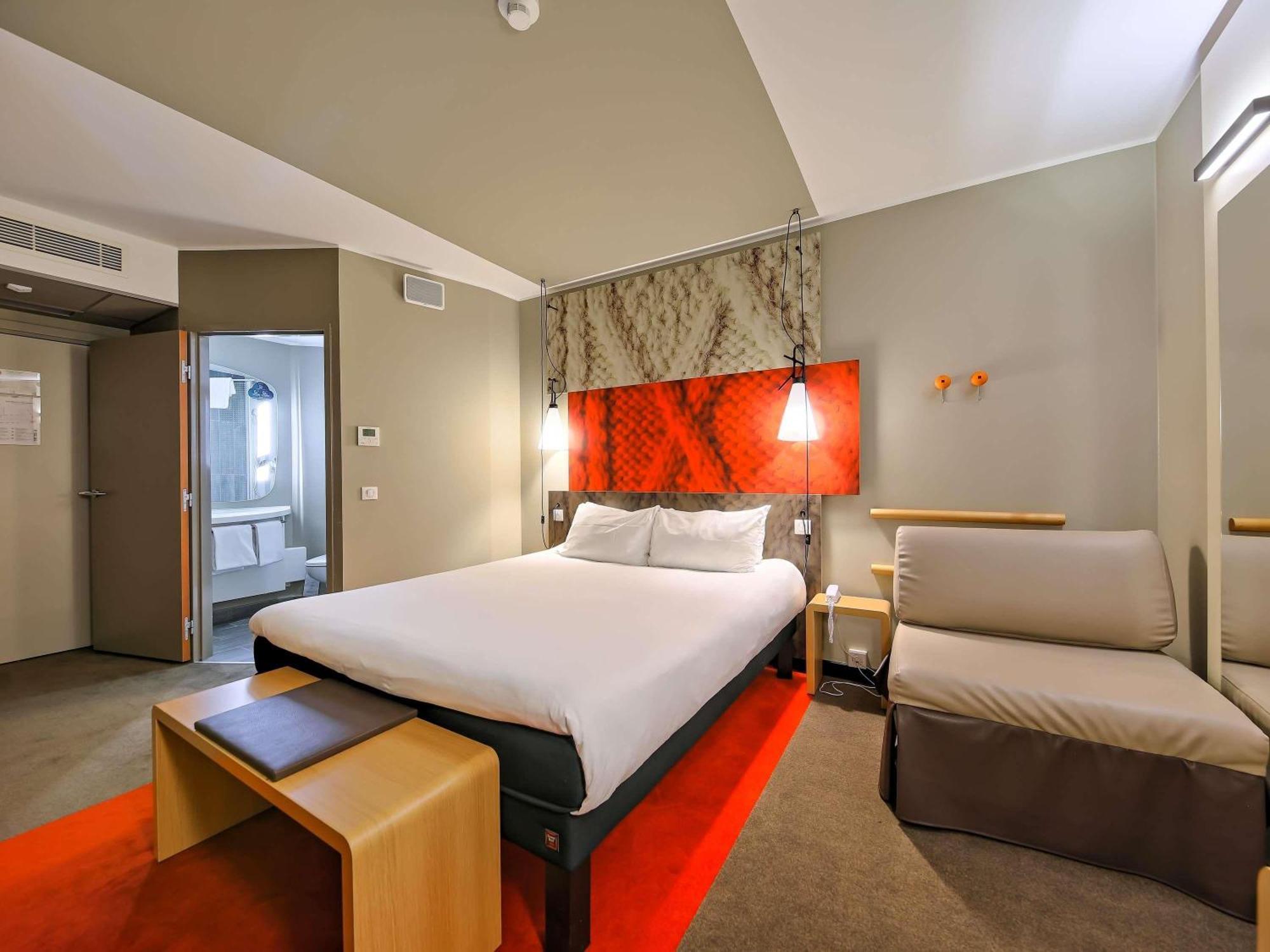 Zimmer mit Queensize-Bett und einem Zustellbett