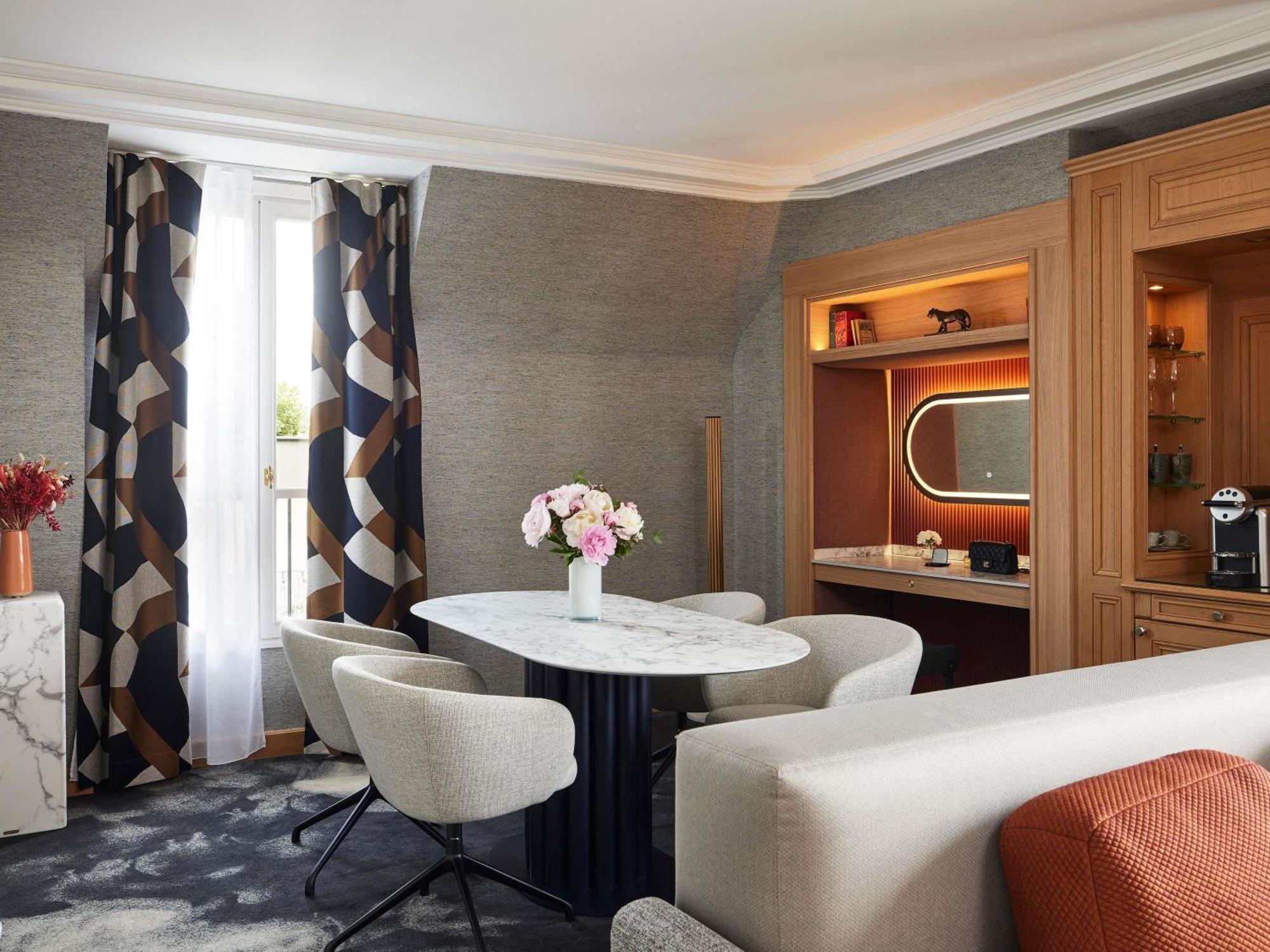 King Signature Suite Eiffel Tower View Lounge Access,1729982061:JPEG