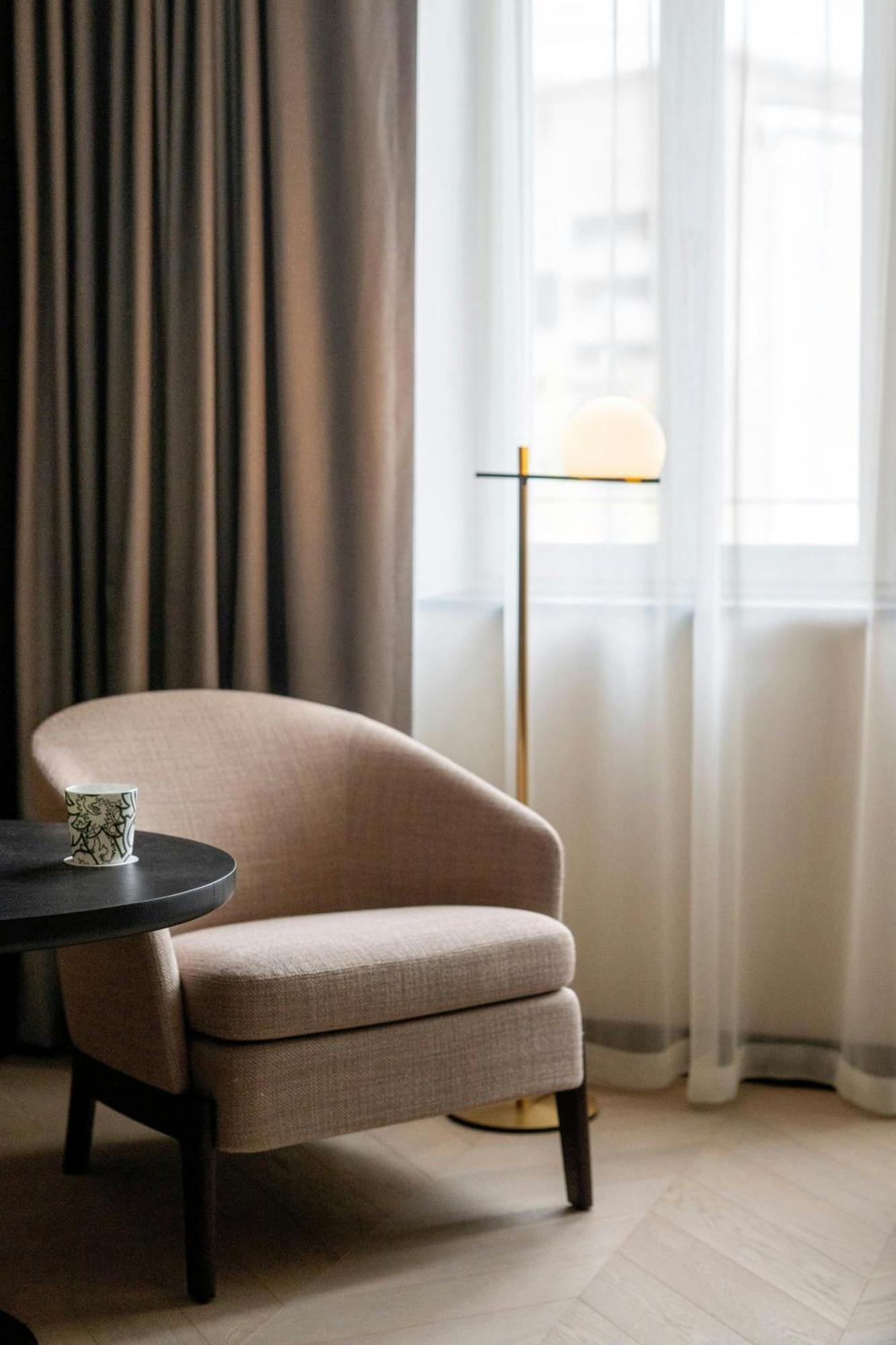 Junior Suite M Club Lounge Access
