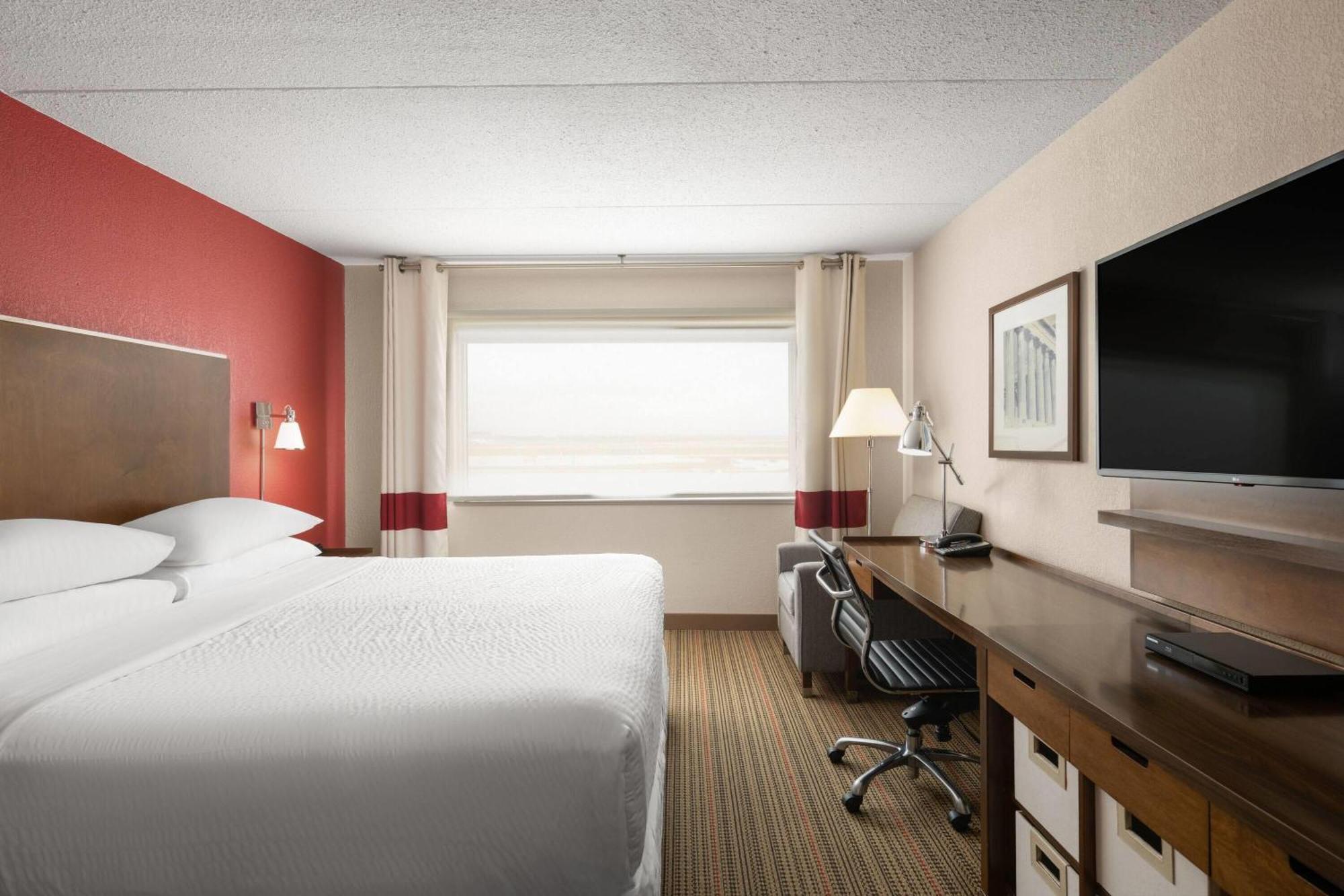 Deluxe King Room Mobility Access or Non-Smoking