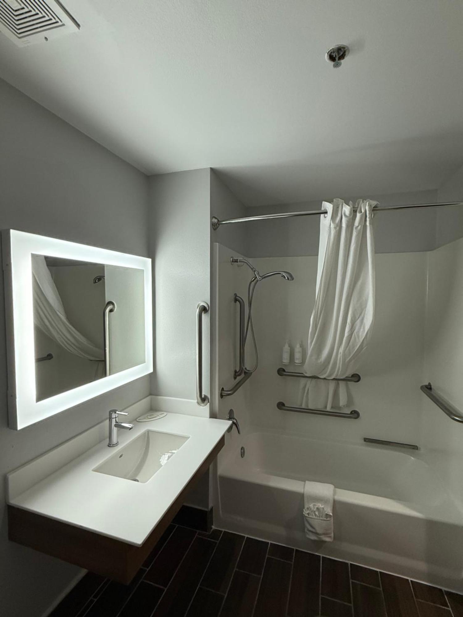 Queen Room - Disability Access/Non-Smoking