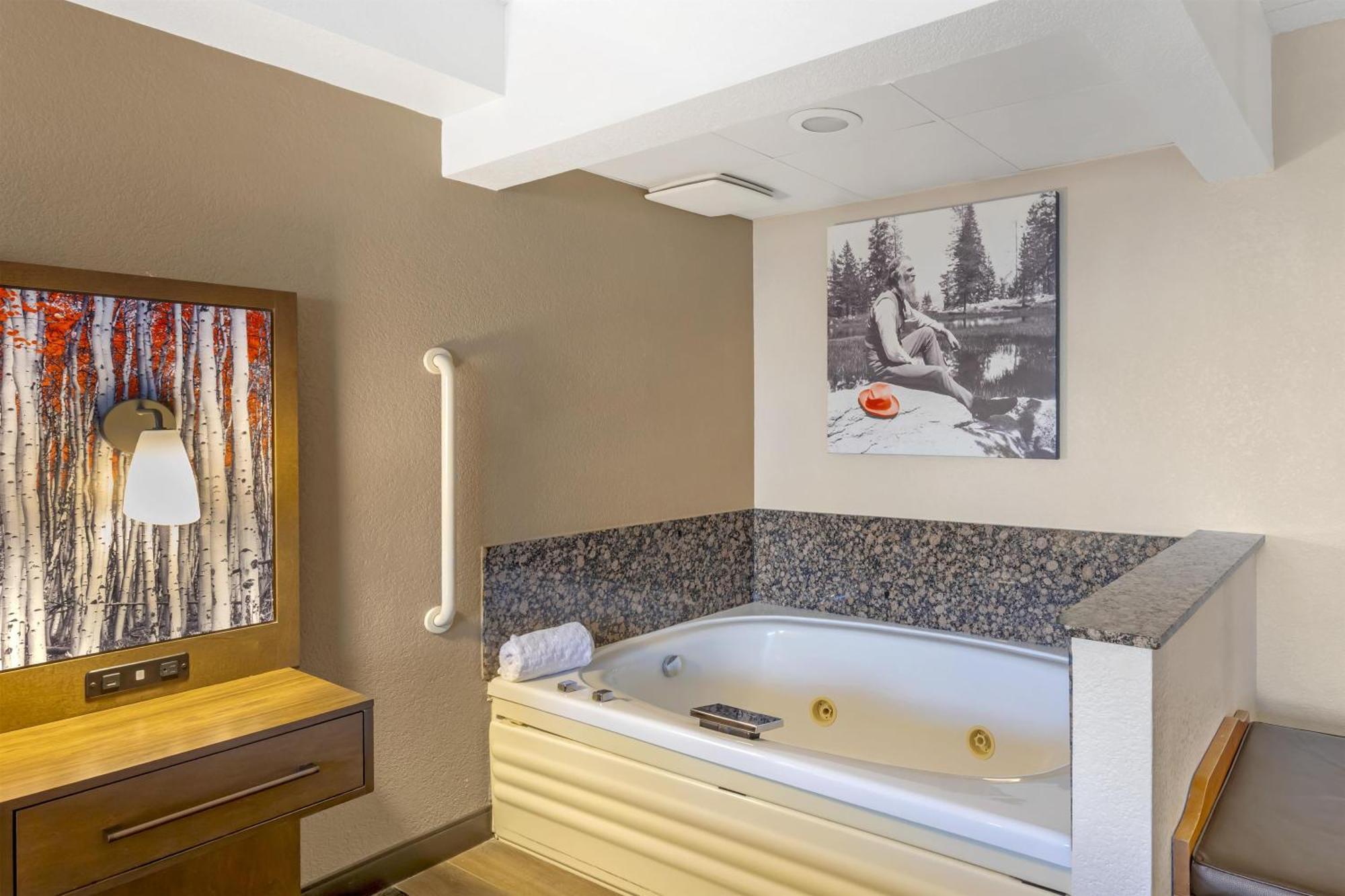 King Suite Roll Shower Spa Bath Disability Access or Non-Smoking,1730071216:JPEG