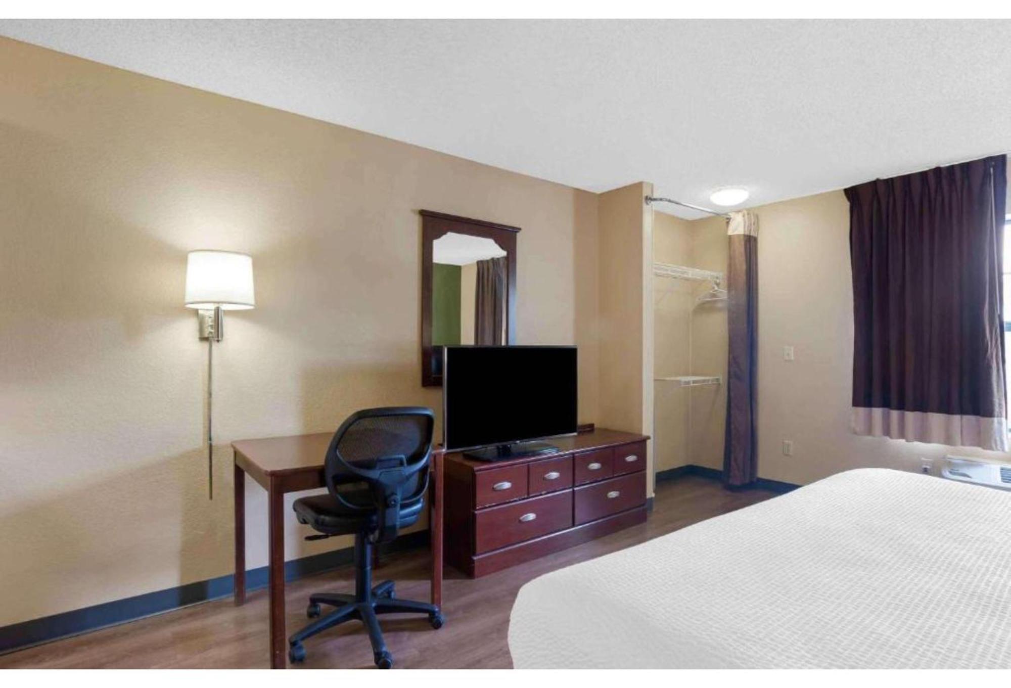 1 Queen Bed | Mob Acc Tub Ste Nsmk Sb Micfri