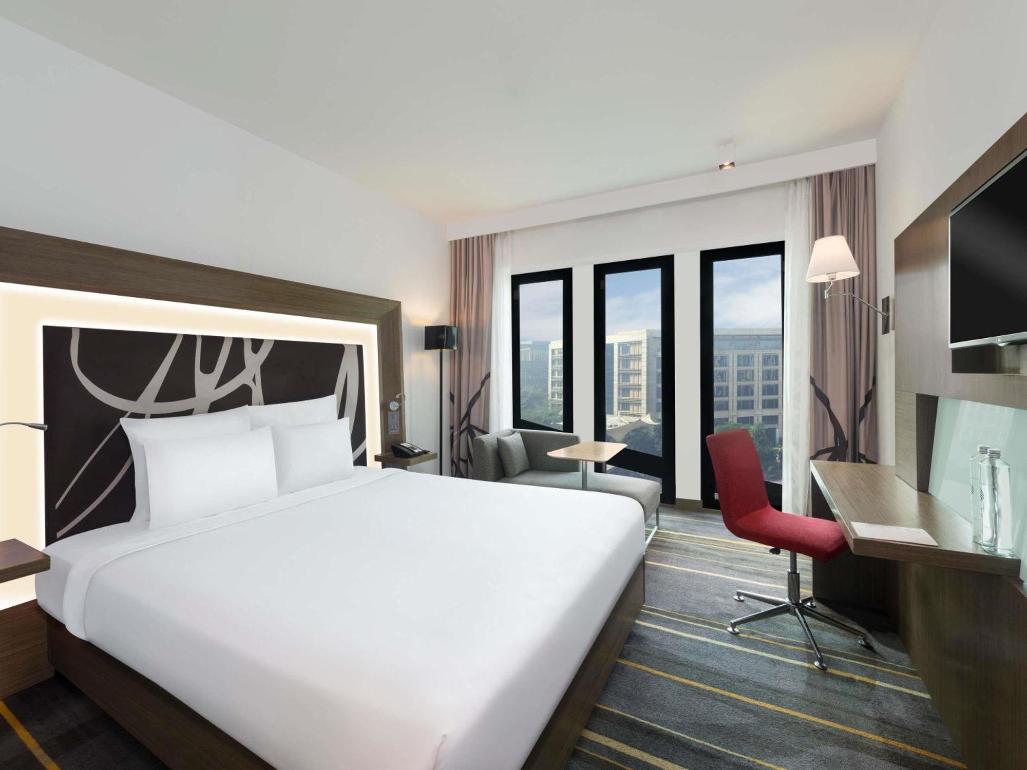 Superior King Room -Lounge Access, Cocktail Hours, 20% off on F&B and Laundry