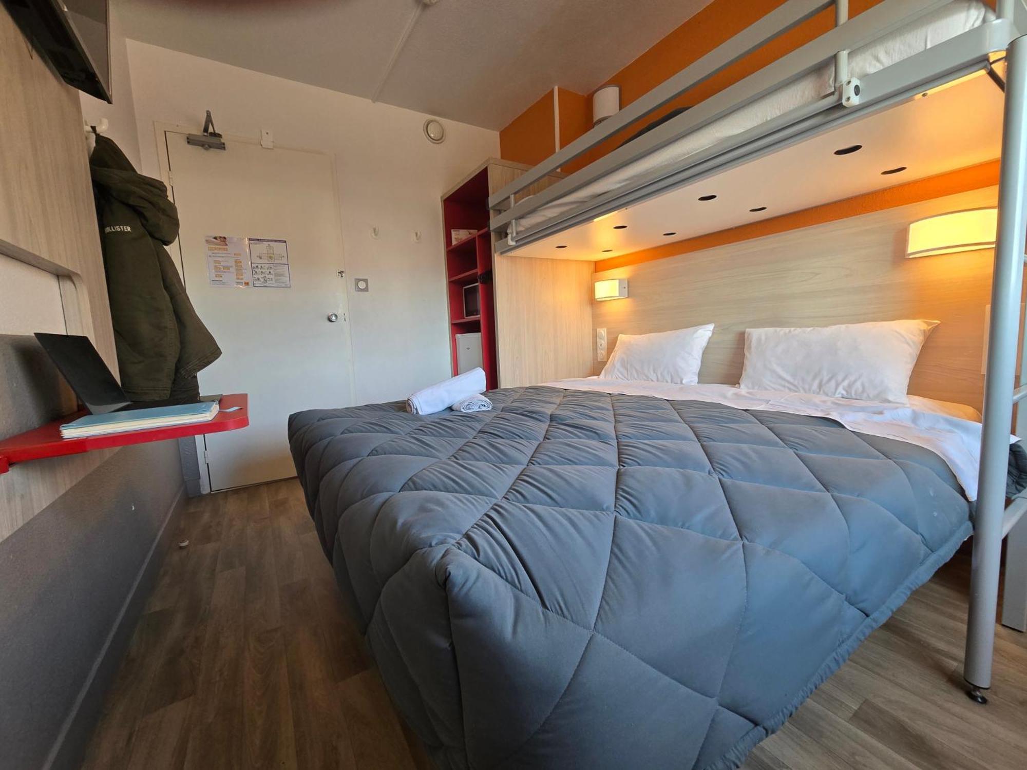Triple Room 3 Single Bed Shared Separate Bathroom Microwave Minifridge