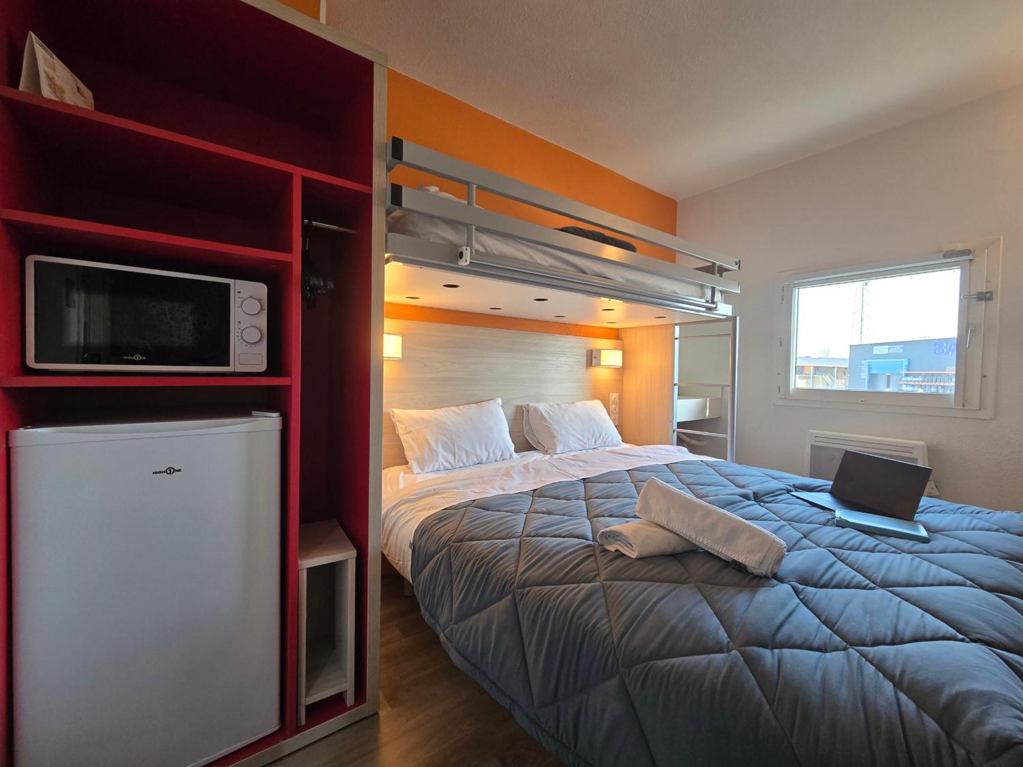 Triple Room 3 Single Bed Shared Separate Bathroom Microwave Minifridge