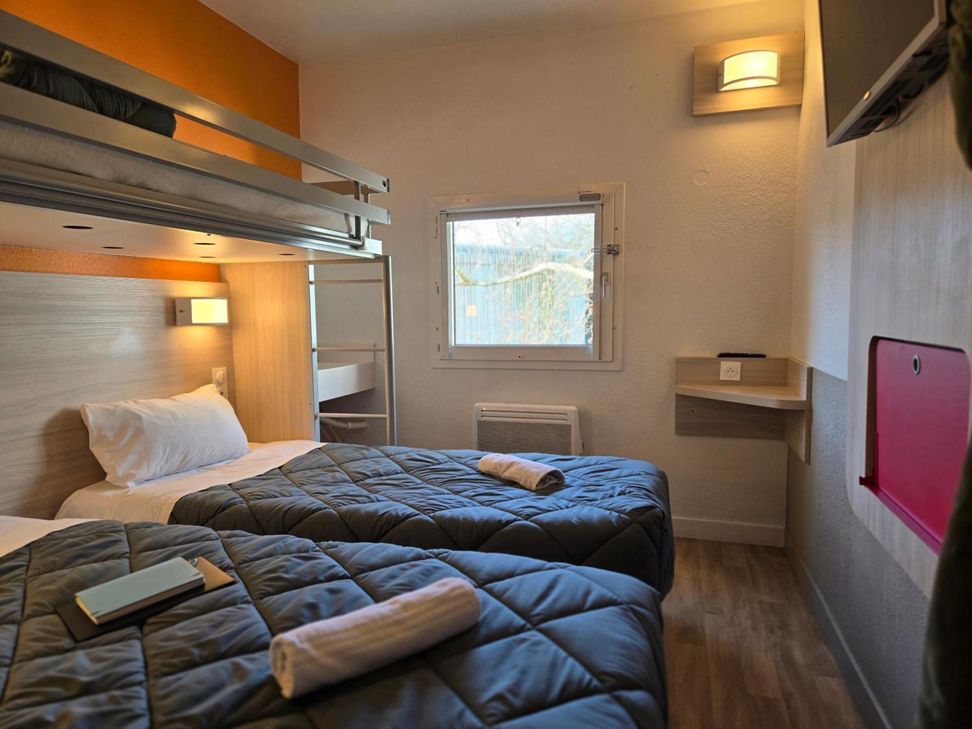Triple Room 3 Single Bed Shared Separate Bathroom Microwave Minifridge