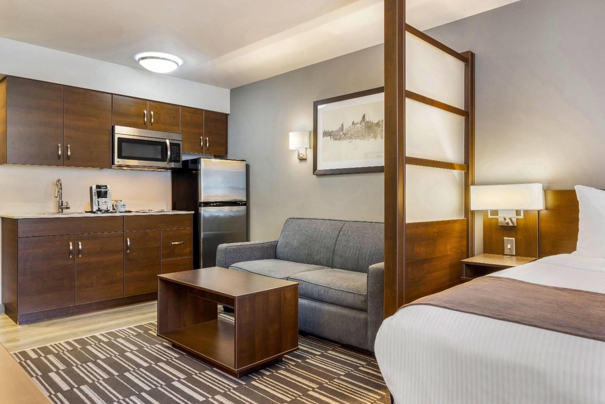 Queen Studio Suite Kitchenette Non-Smoking