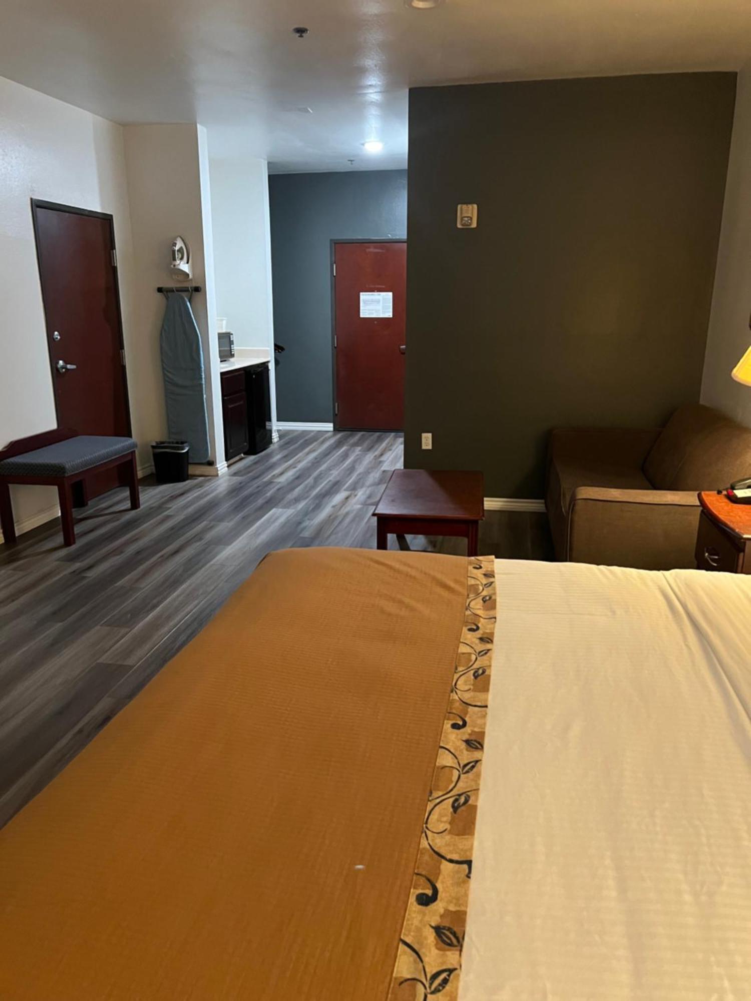 Deluxe King Suite