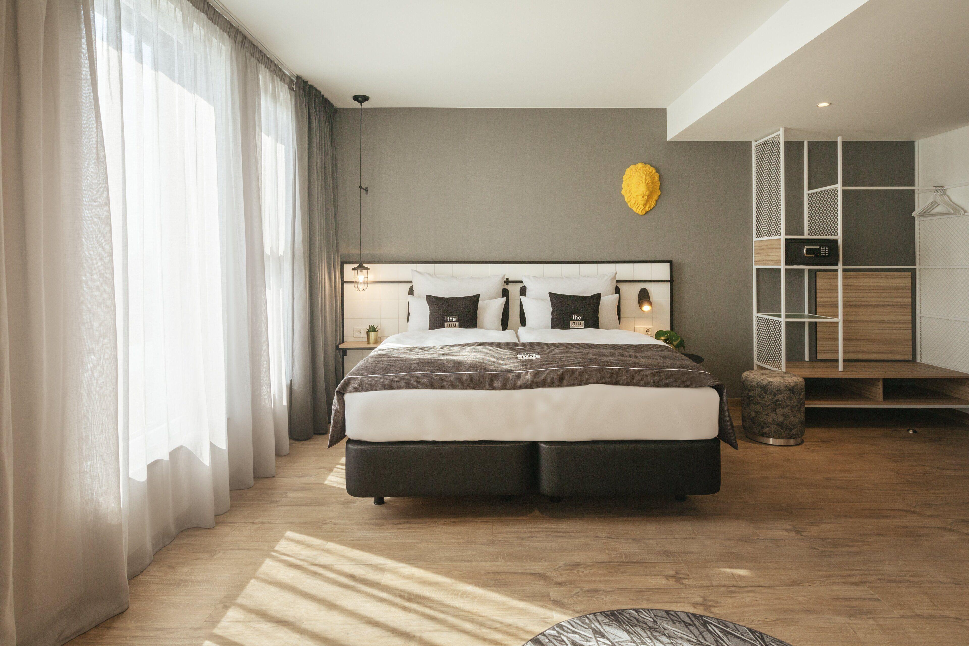 Premium Queen room single sofa bed
