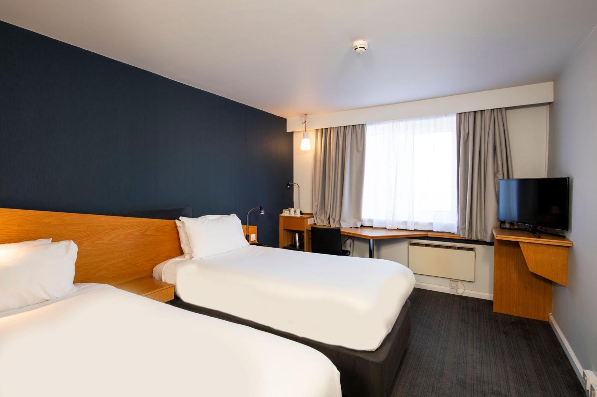 Standard Twin Room with Free Hot Breakfast