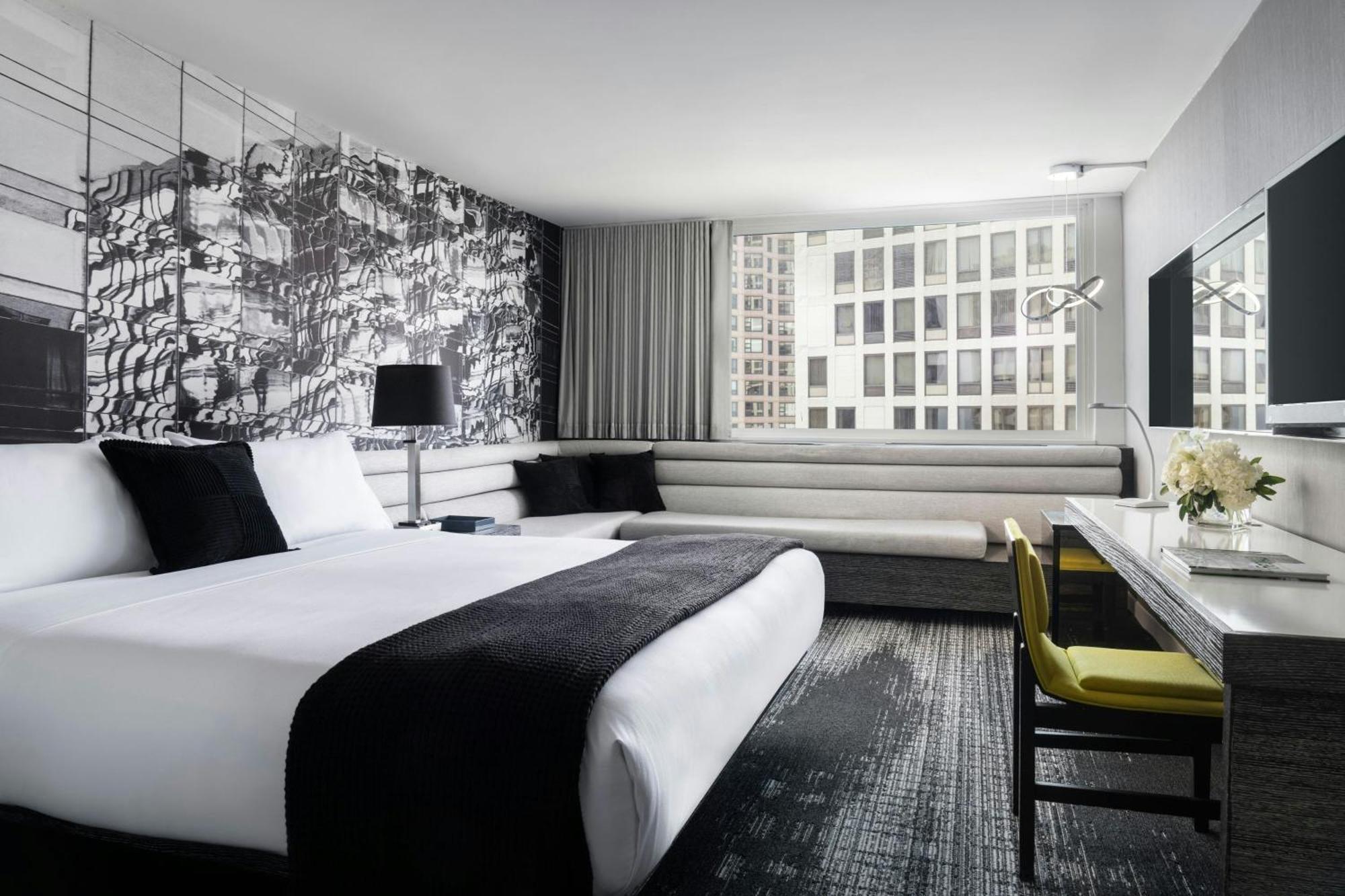 Habitación Deluxe con cama extragrande, vistas a la ciudad y ducha accesible en silla de ruedas, adaptada para personas con movilidad reducida o discapacidad auditiva