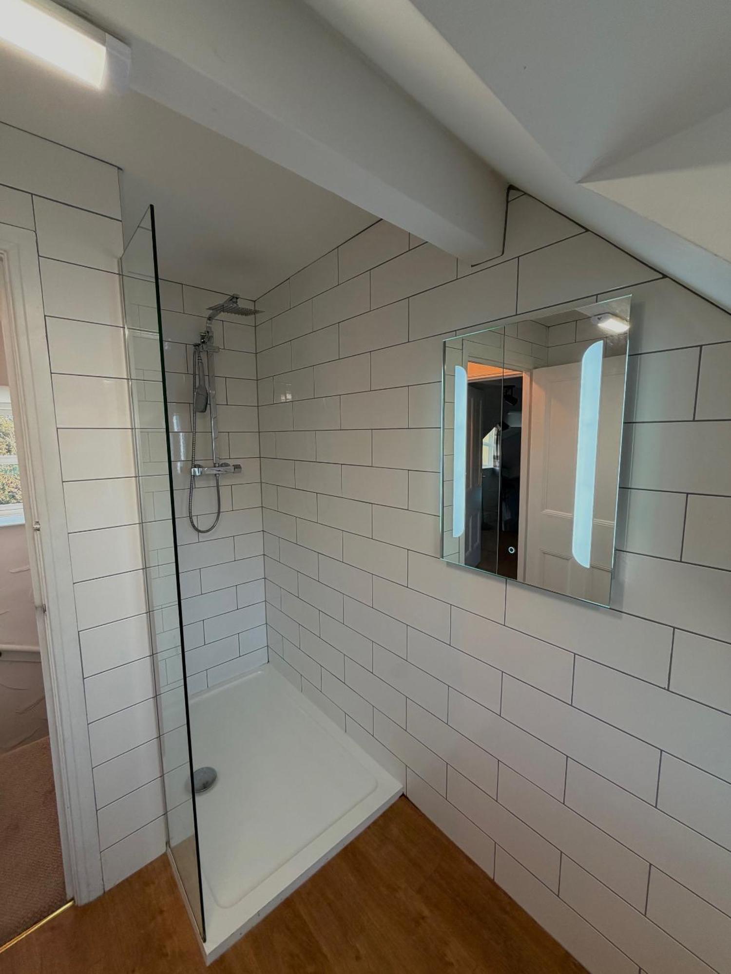 Deluxe Double Room with Shower (No Pets)
