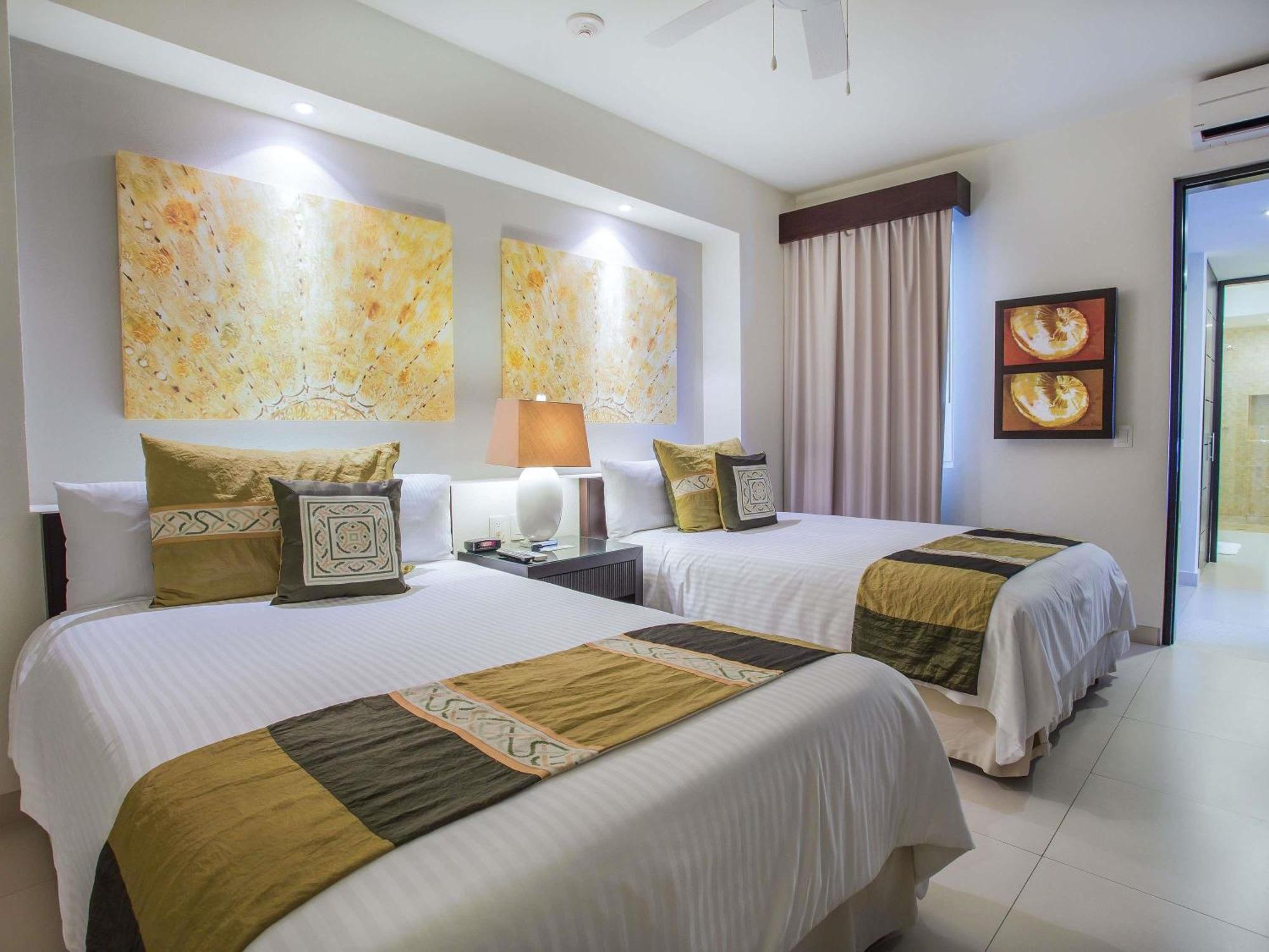 One-Bedroom King Room Two Double Beds Balcony or Terrace Kitchen
