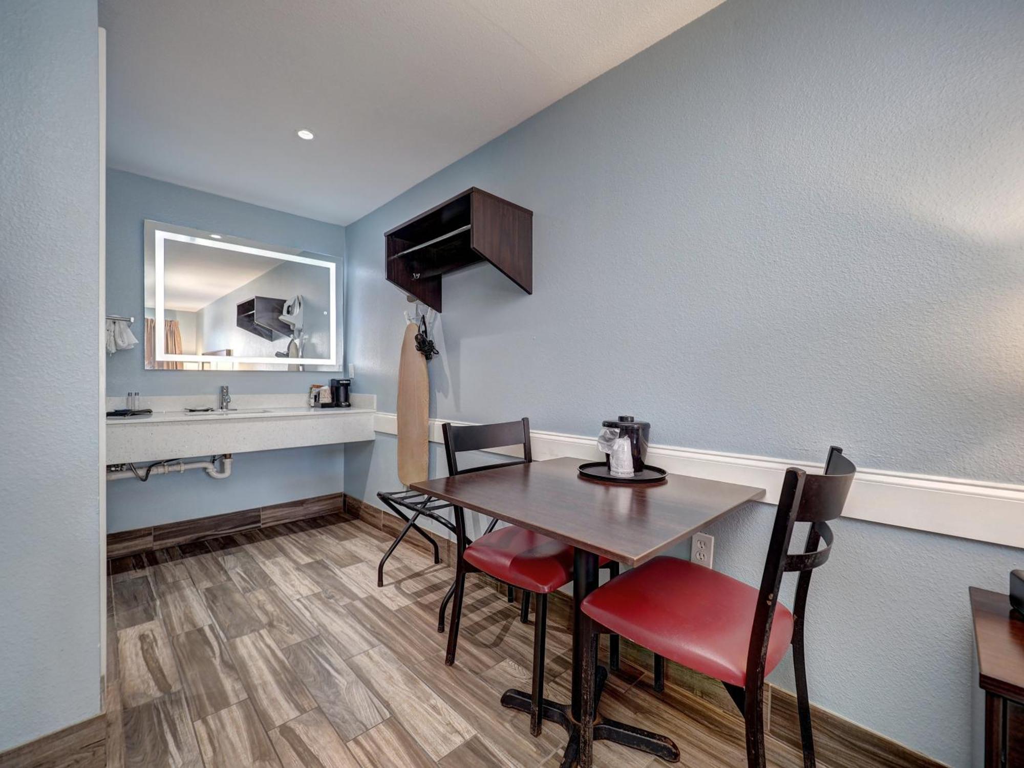 Suite One King Bed Kitchenette Smoke