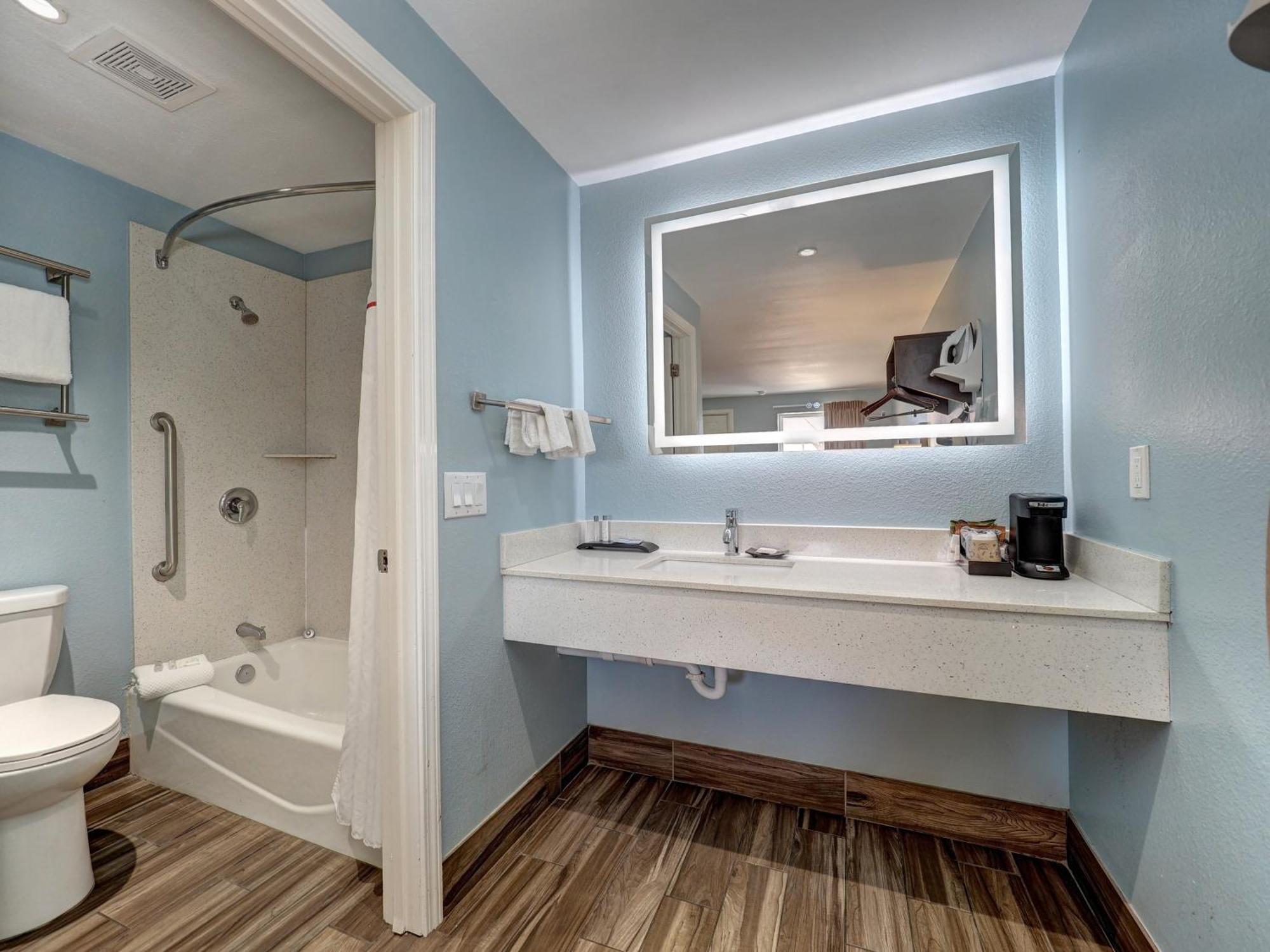Deluxe King Room Disability Access or Smoke