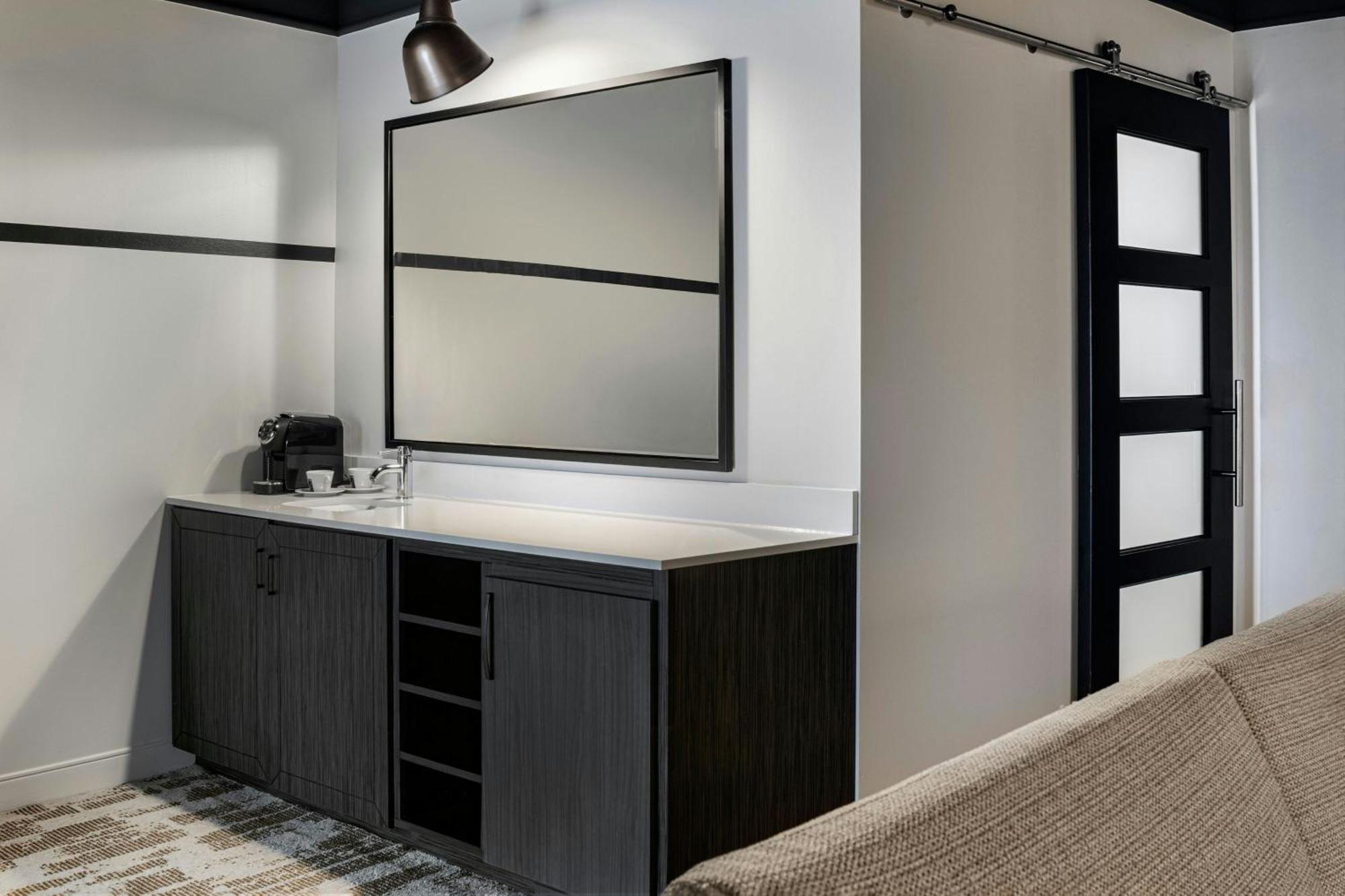 One-Bedroom Parlor King Suite