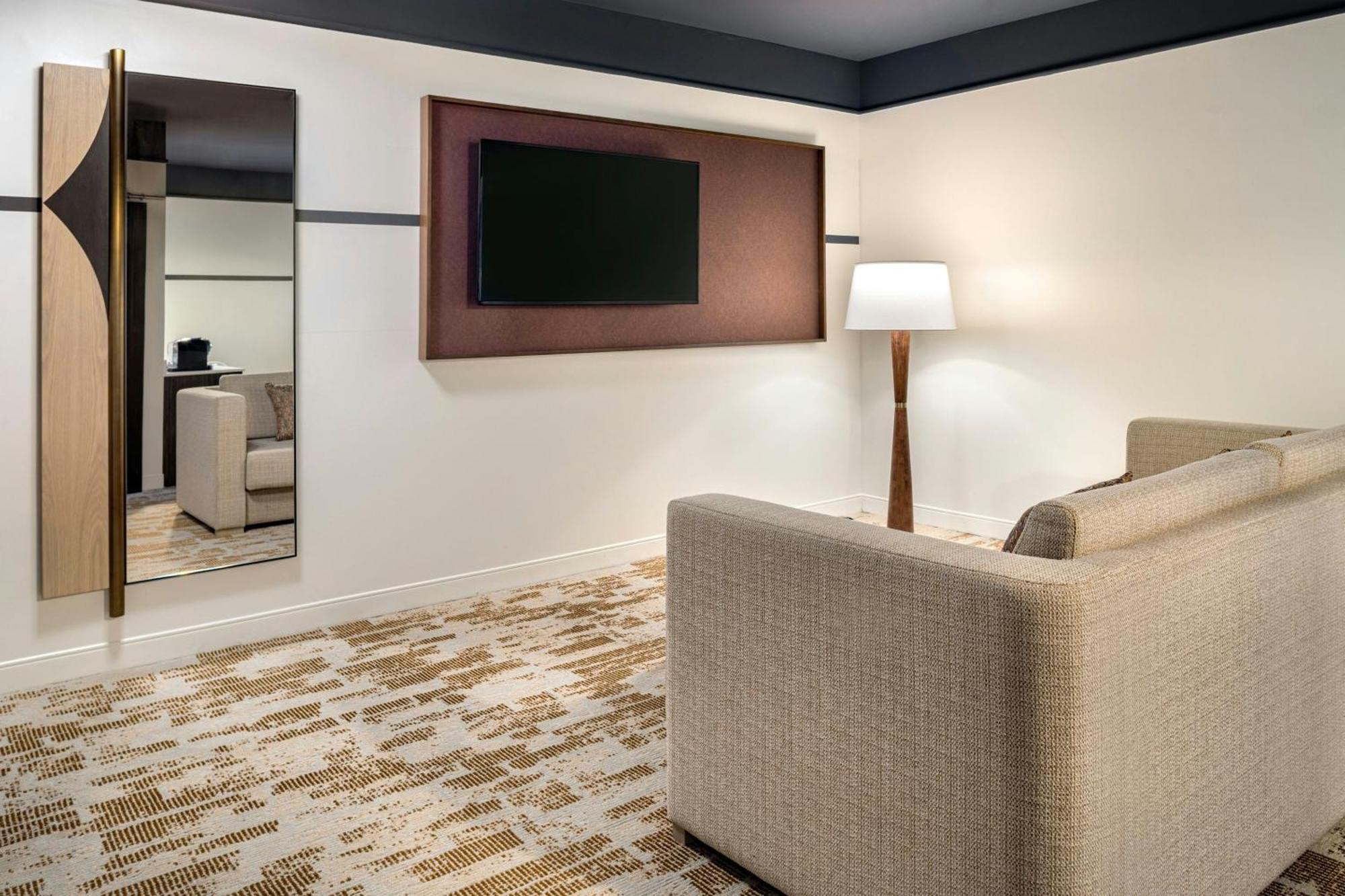 One-Bedroom Parlor King Suite
