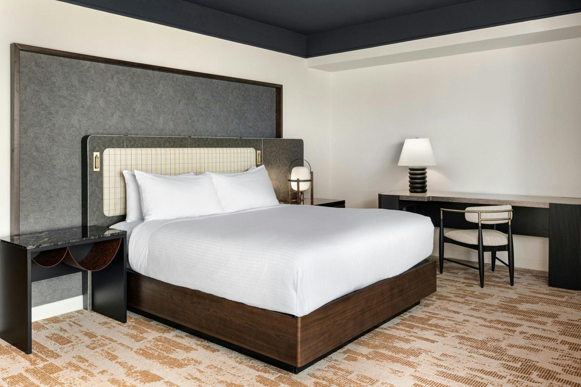 One-Bedroom Parlor King Suite