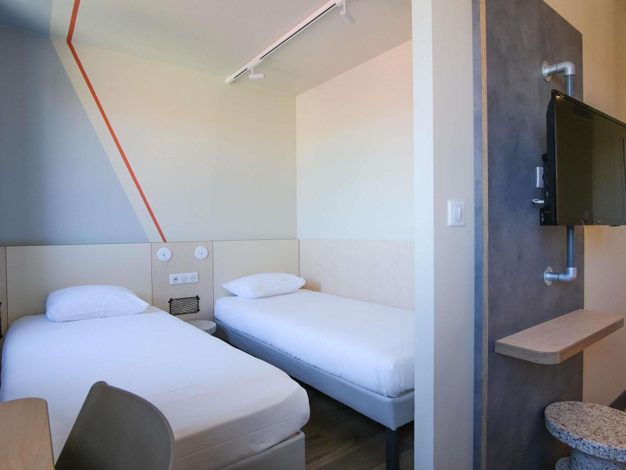 Chambre Standard avec Lit Double et 3 Lits Simples