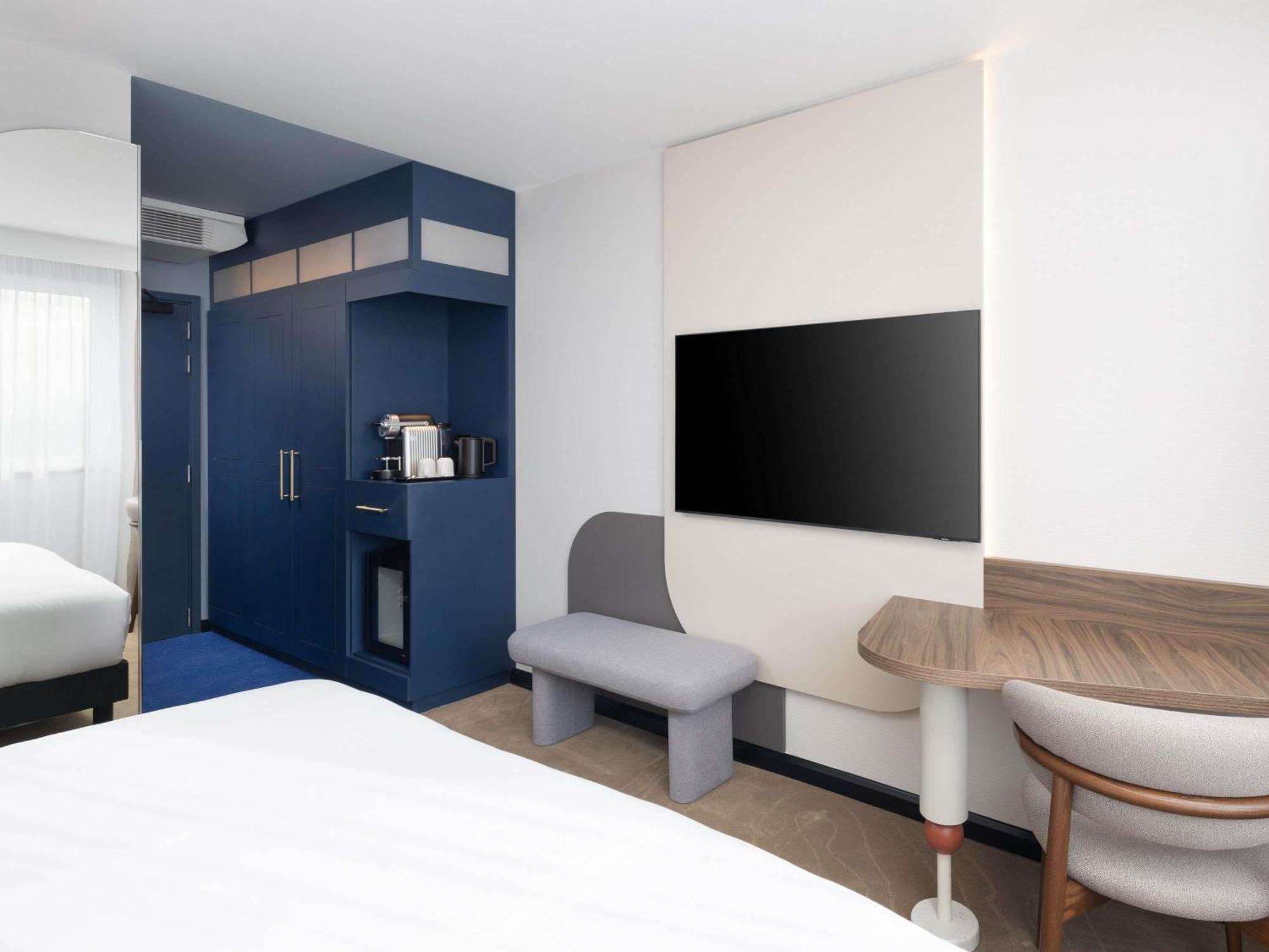 Deluxe Priviledge King Room with Rainfall Shower and City View