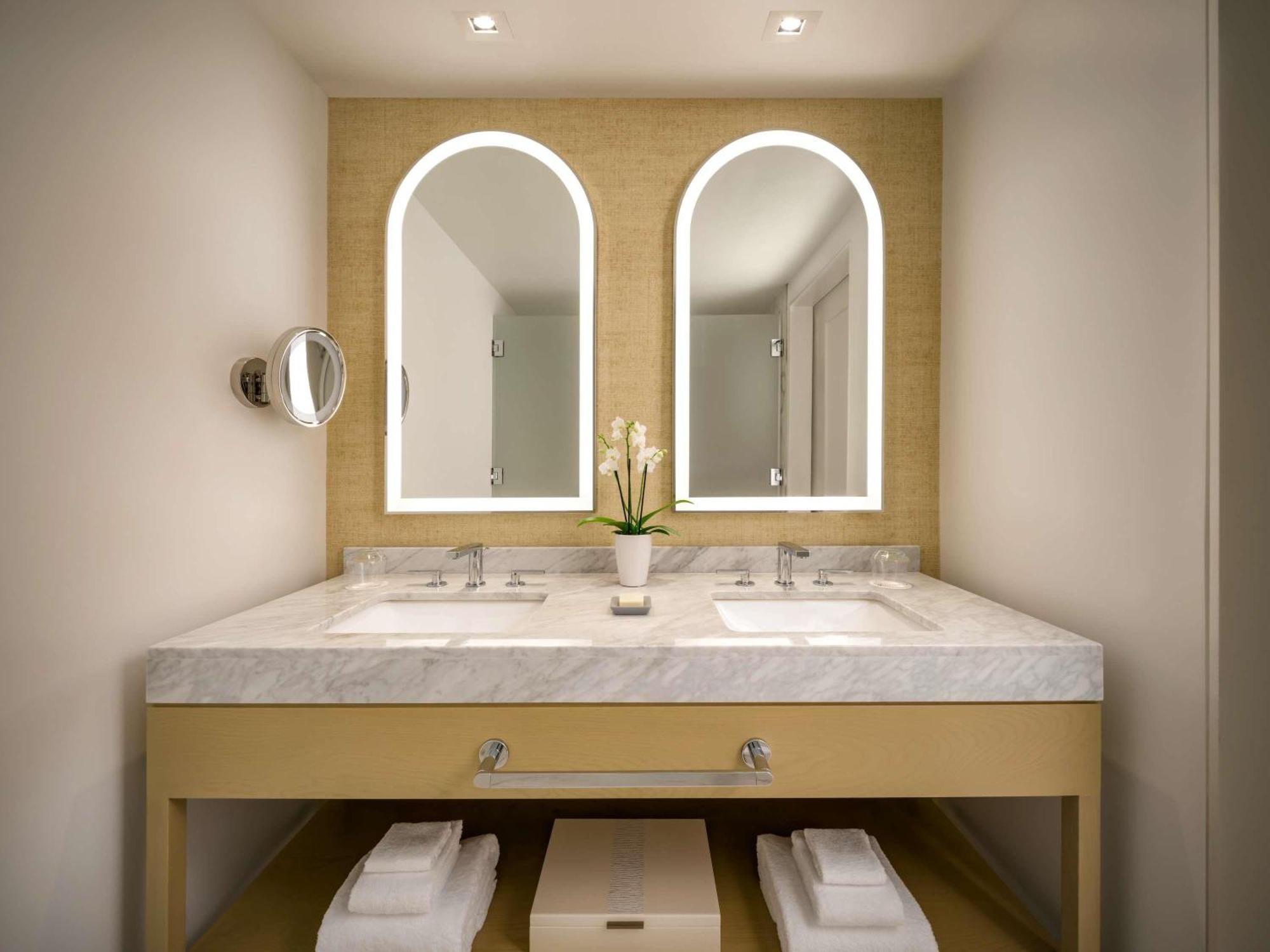 Deluxe King Room with Bay View