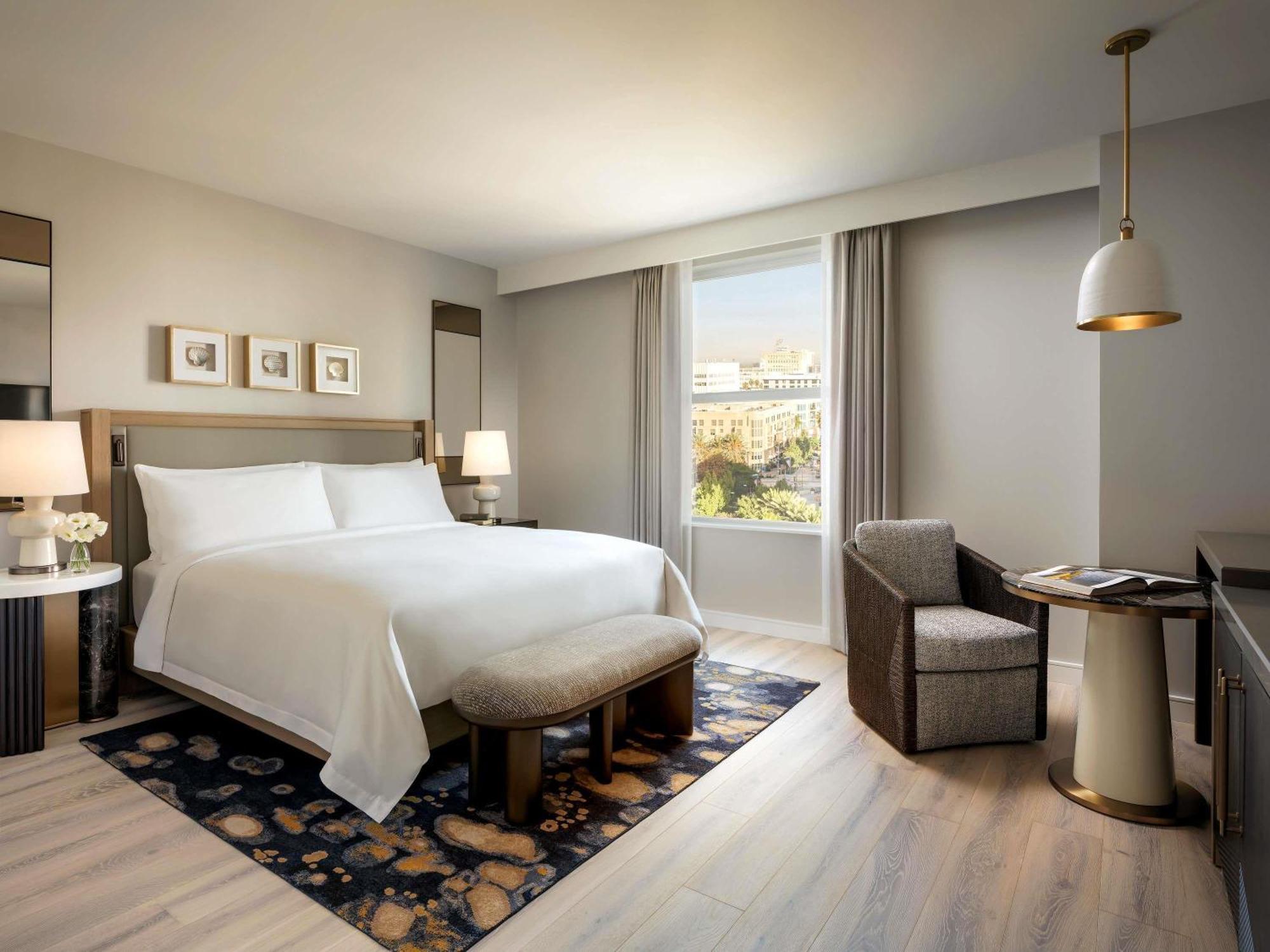 Fairmont King Room with Bay View and Roll In Shower -Mobility Access
