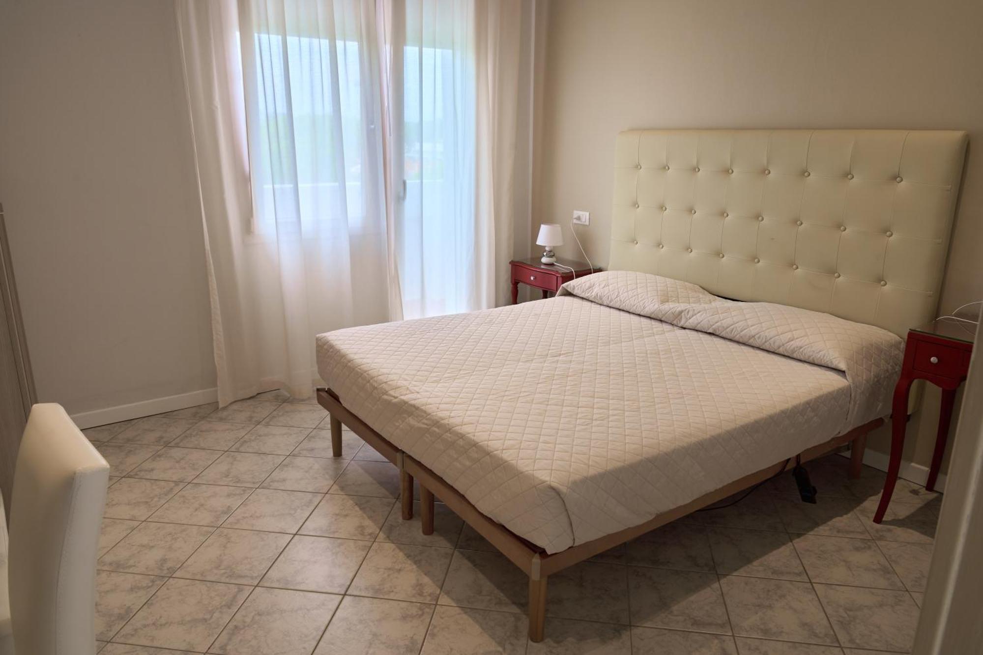 Doppel-/Zweibettzimmer mit seitlichem Meerblick