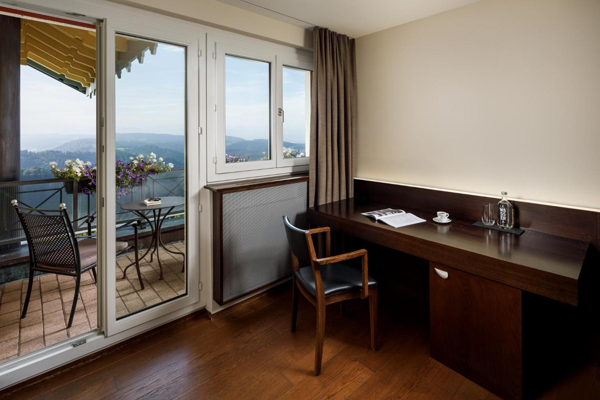 Panorama-Zimmer mit Balkon, See- und Bergblick