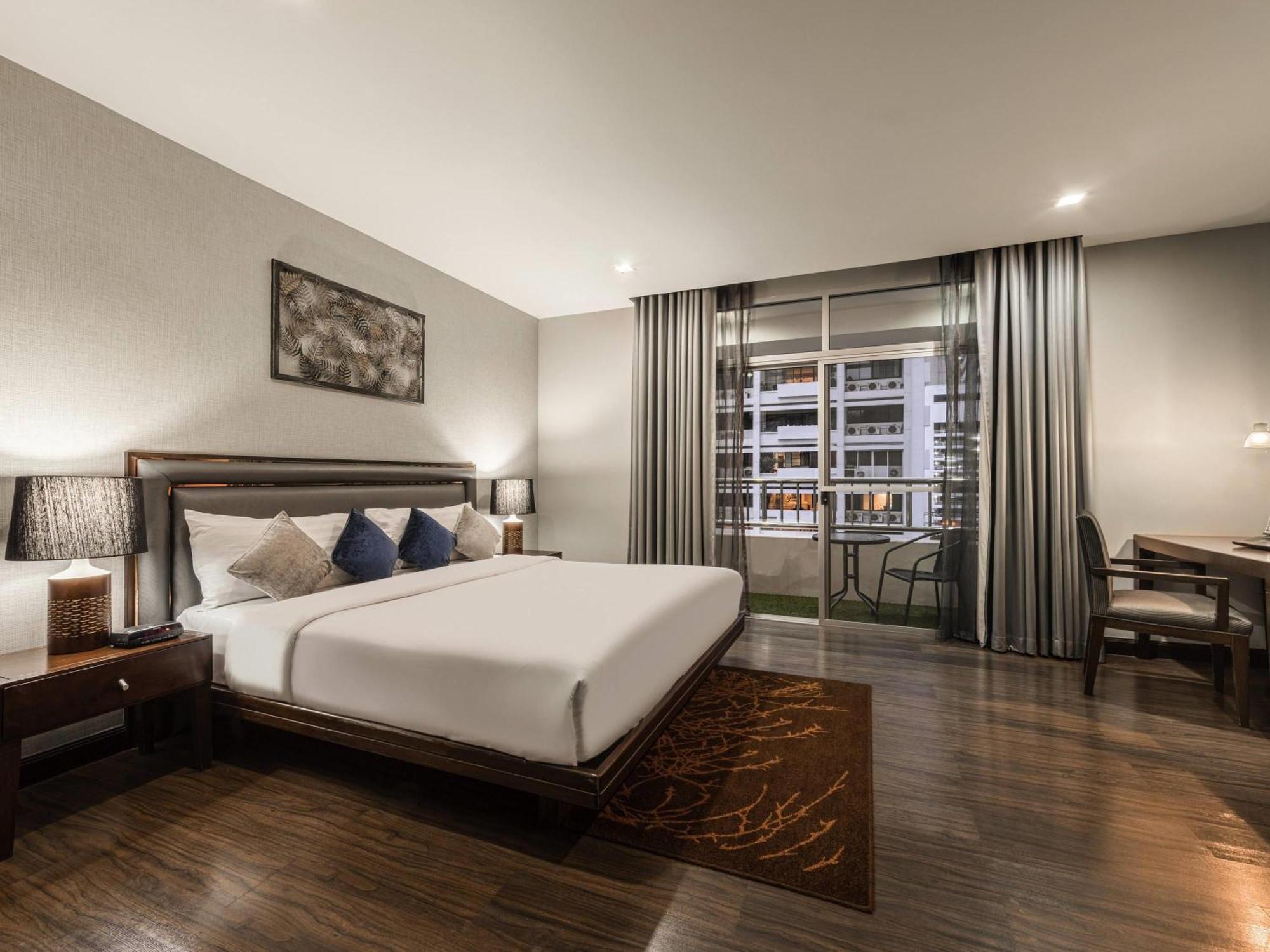 Deluxe King Suite Living Room Balcony