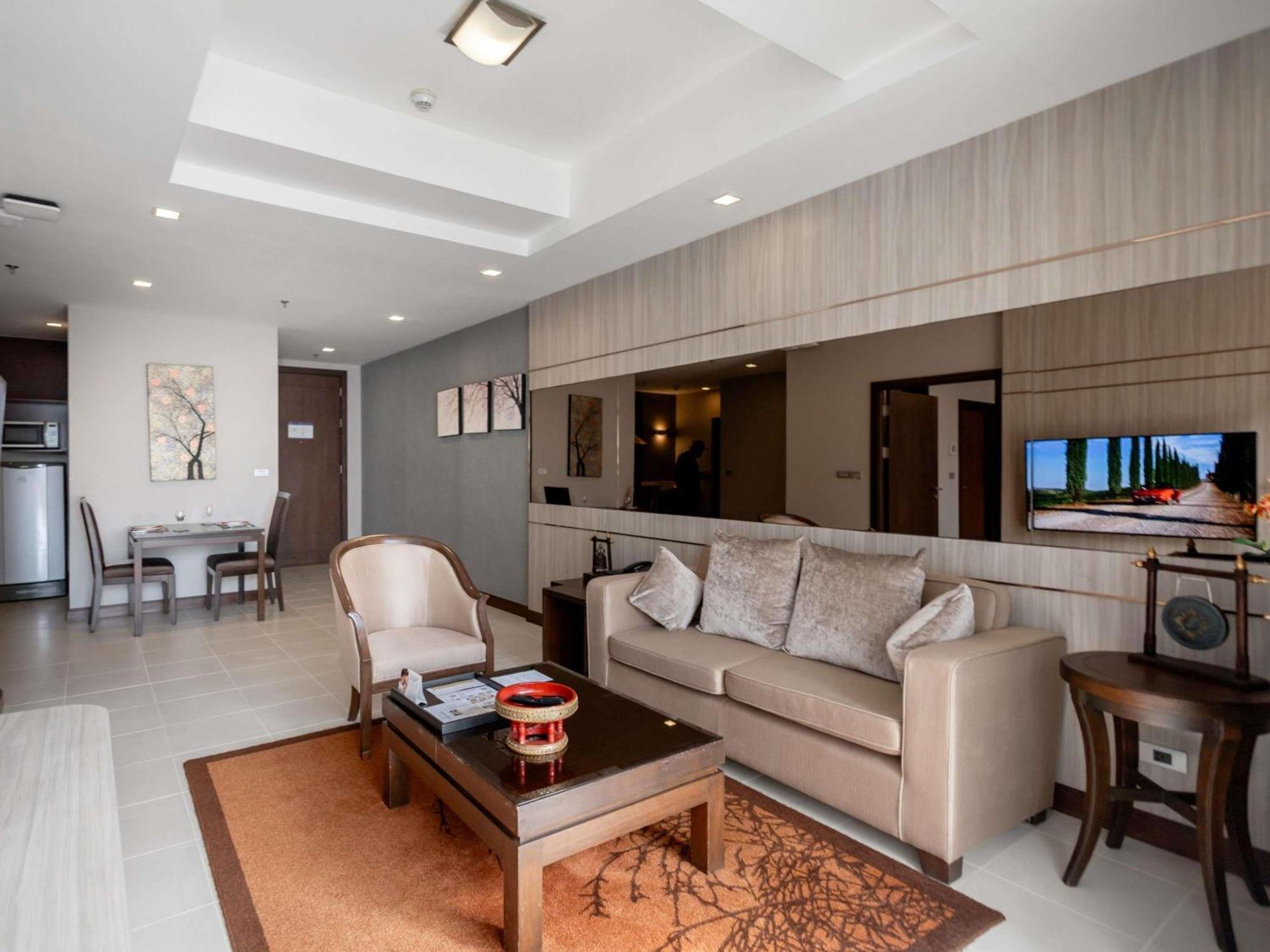 Grand Deluxe King Suite Living Room Balcony