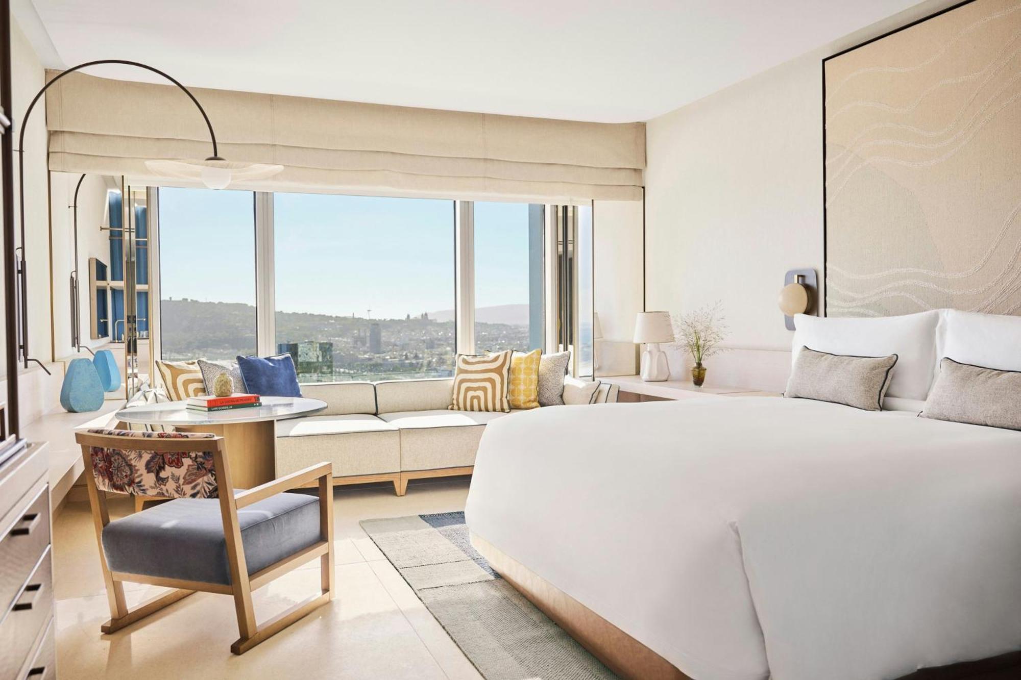 Panorama King Room City View