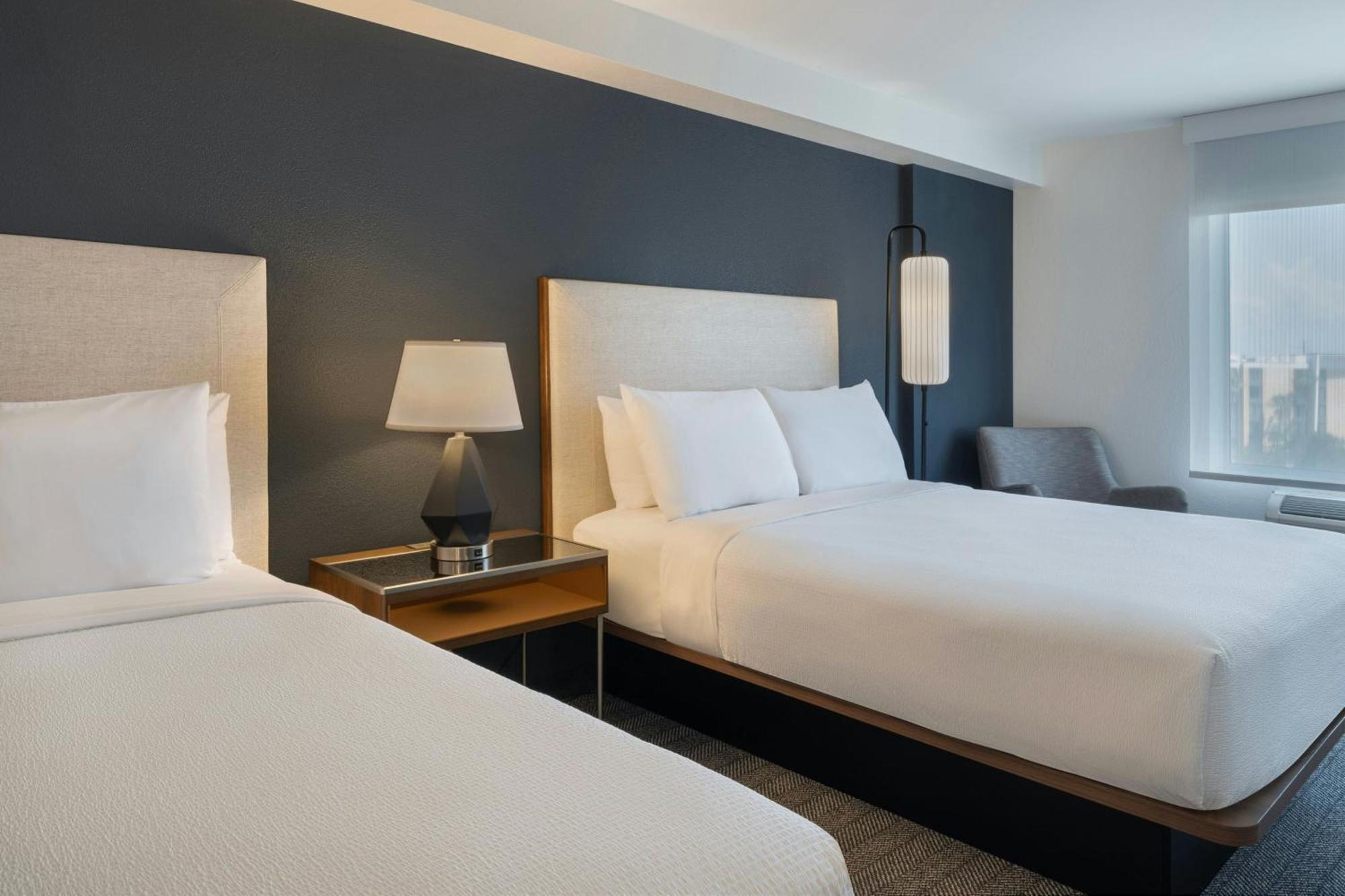 Zimmer mit 2 Queensize-Betten und Stadtblick