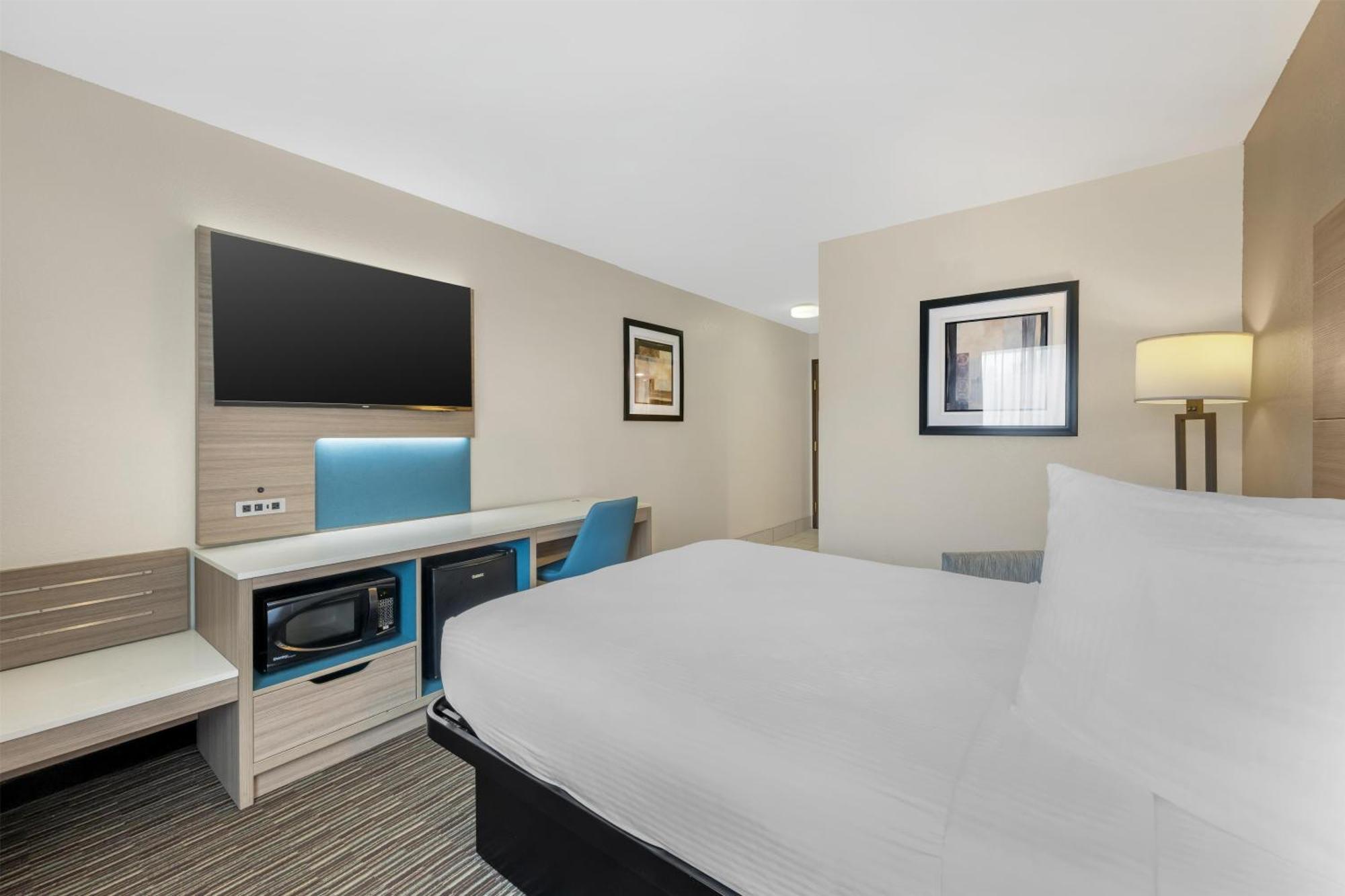 King Room with Roll-In Shower - Mobility Accessible