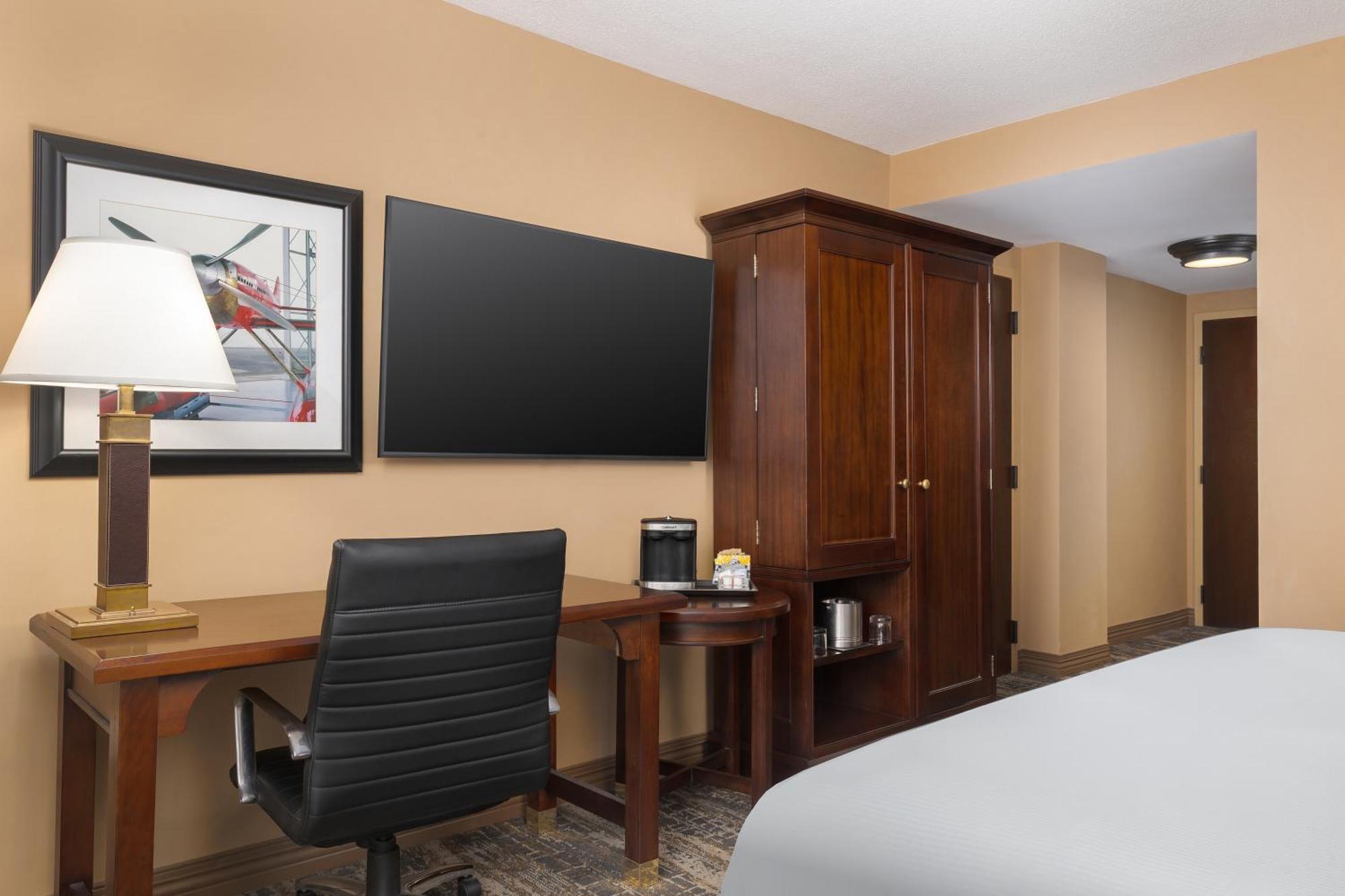 King Room with Roll-in Shower - Mobility and Hearing Accessible/Non-Smoking