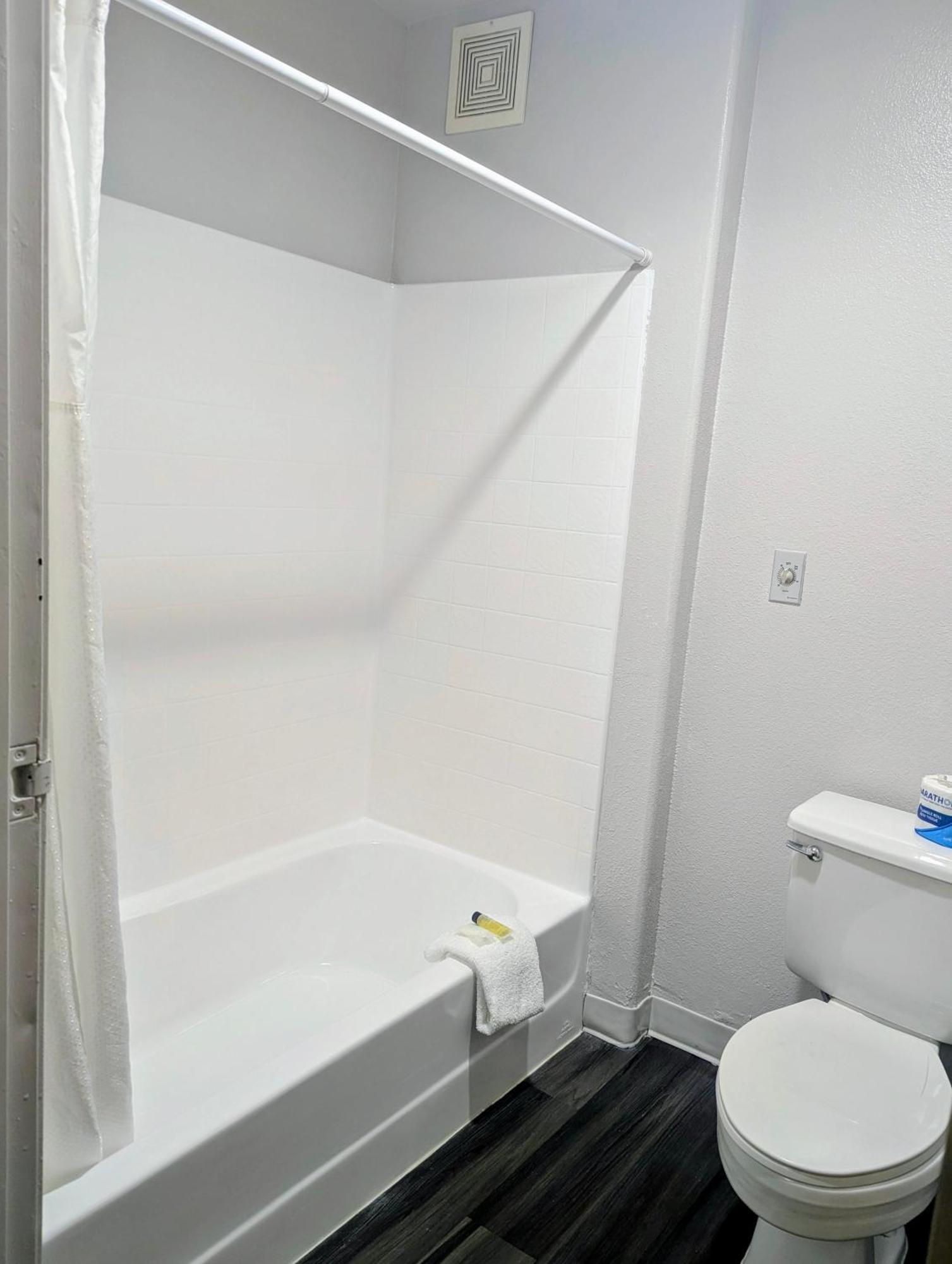 Deluxe King Room - Non-Smoking