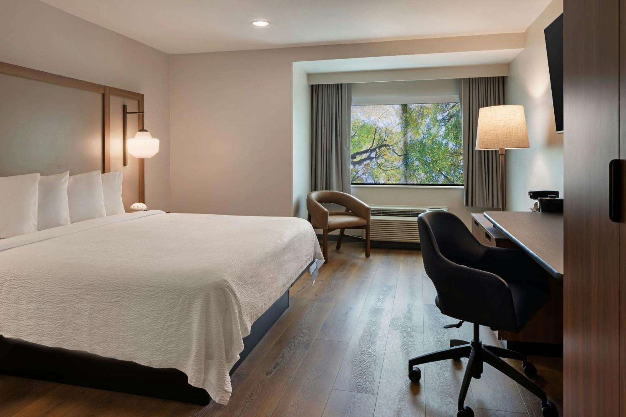 King Room with Adapted Tub - Mobility Accessible