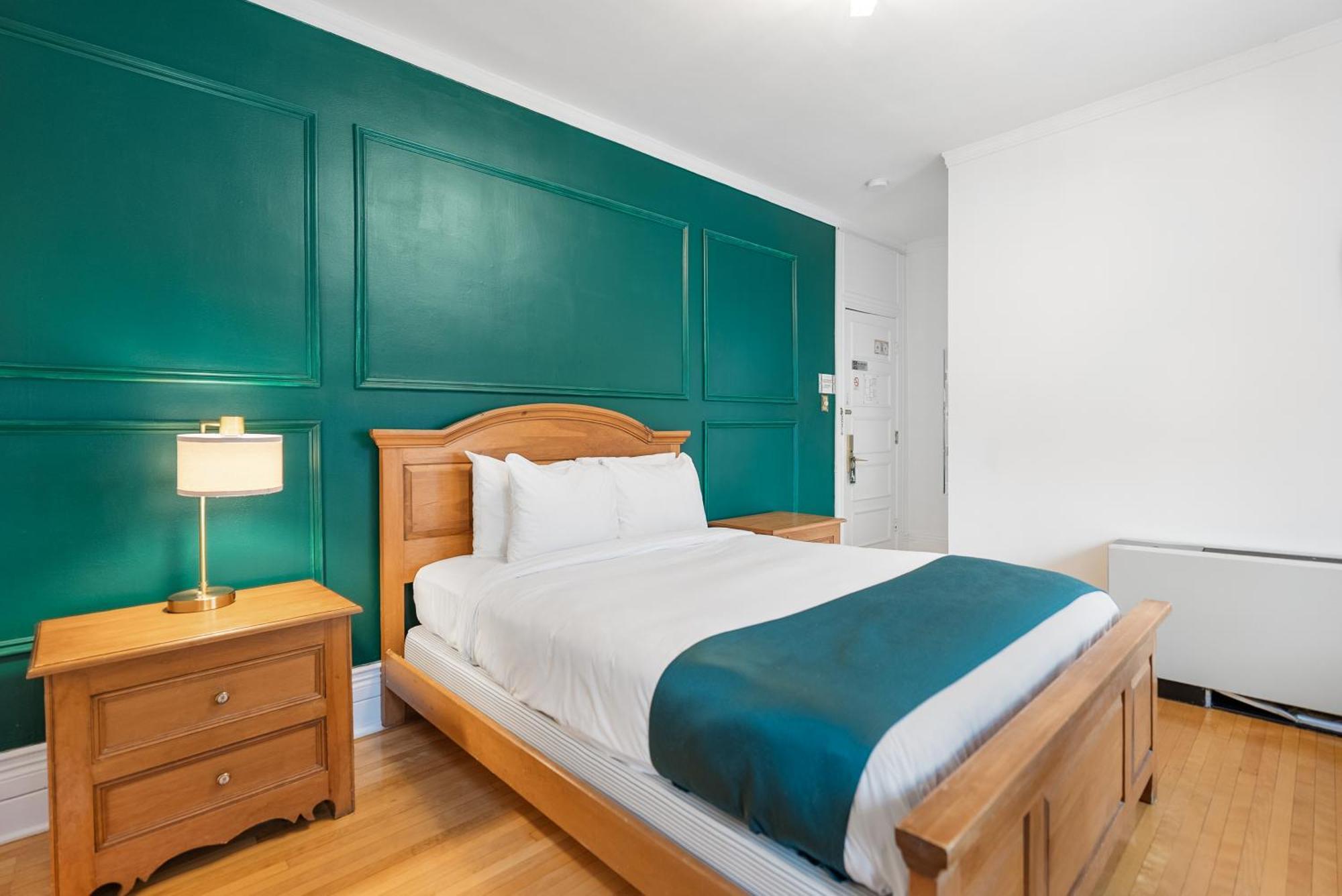 Standard Queen Room