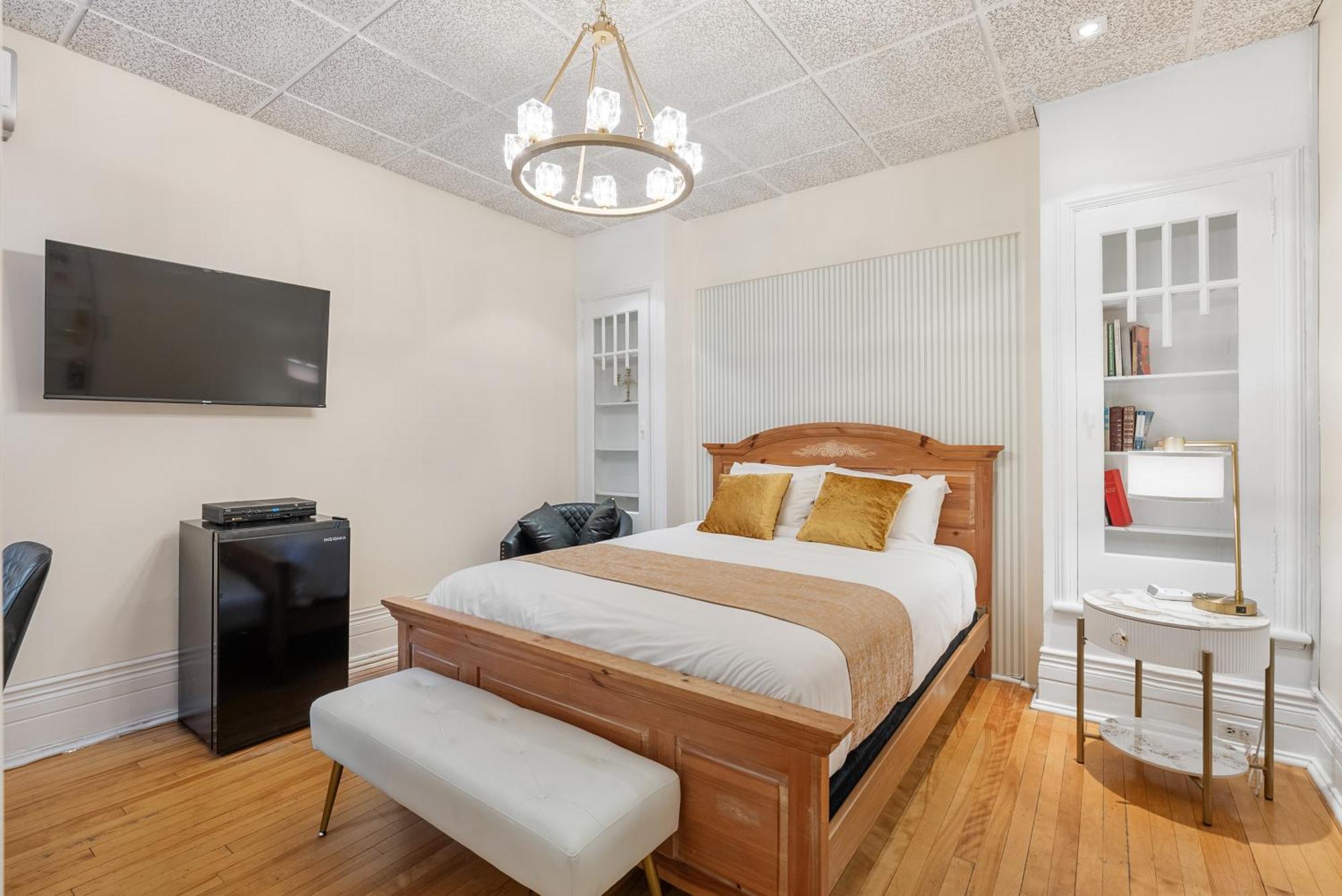 Standard Queen Room