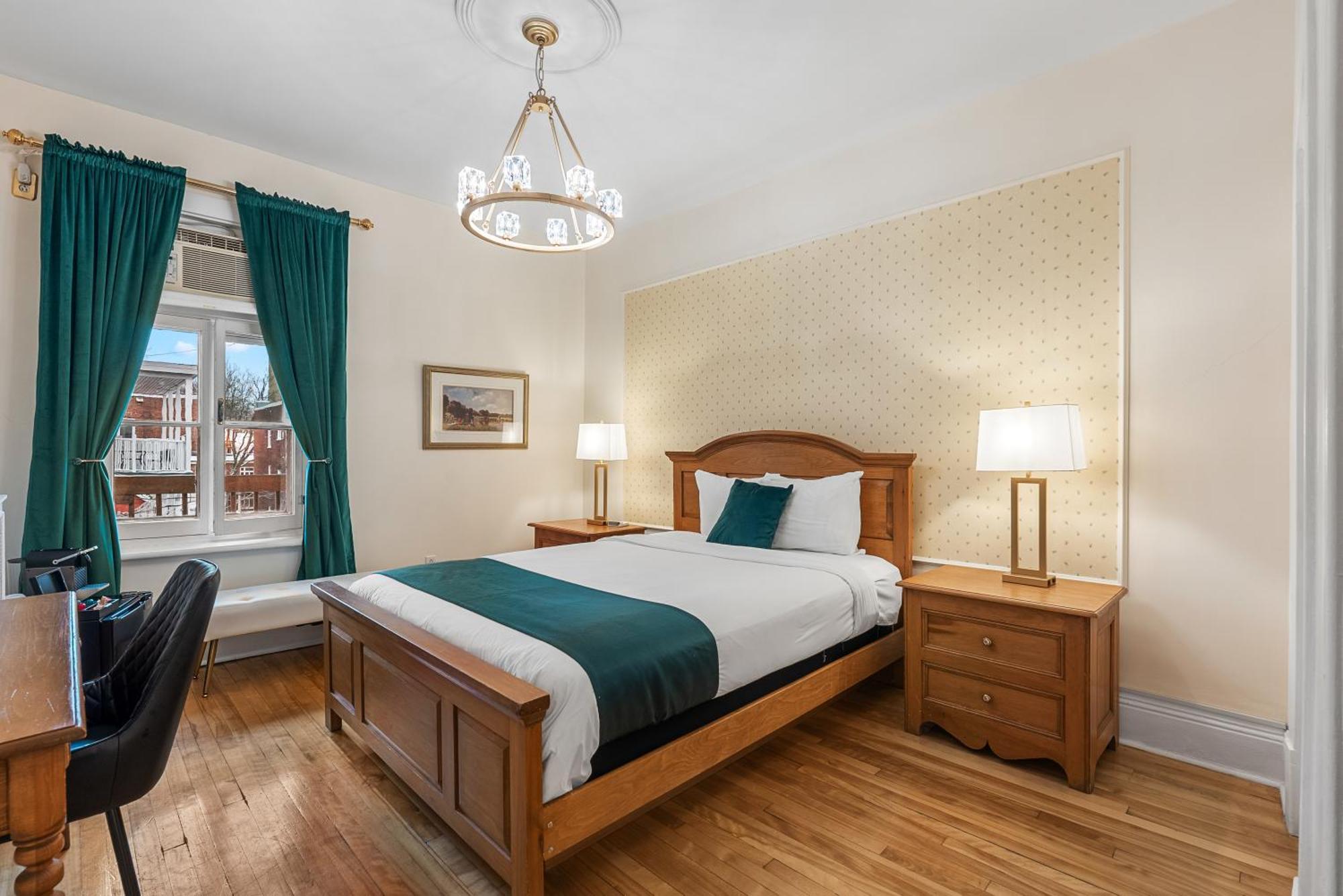 Standard Queen Room