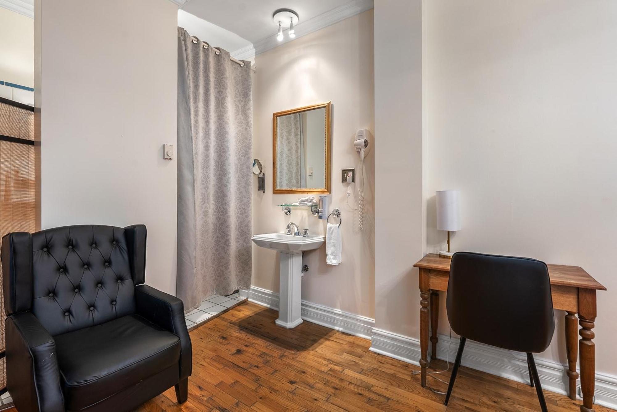 Standard Queen Room