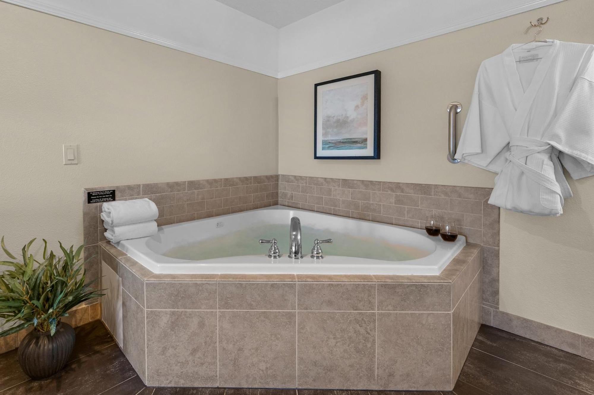King Suite Whirlpool Adults Only,1742703615:JPEG
