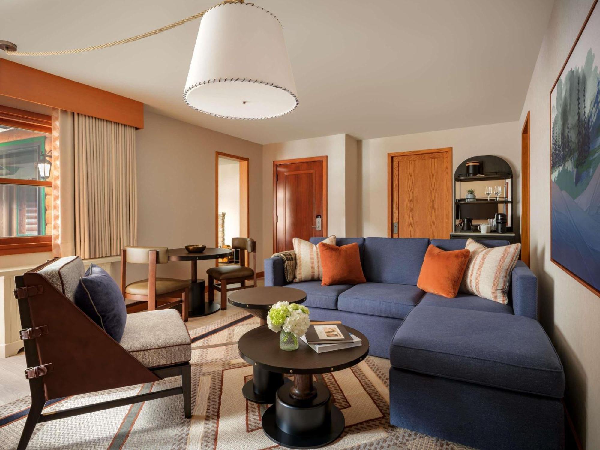 Suite de 1 dormitorio con cama grande y vistas al lago