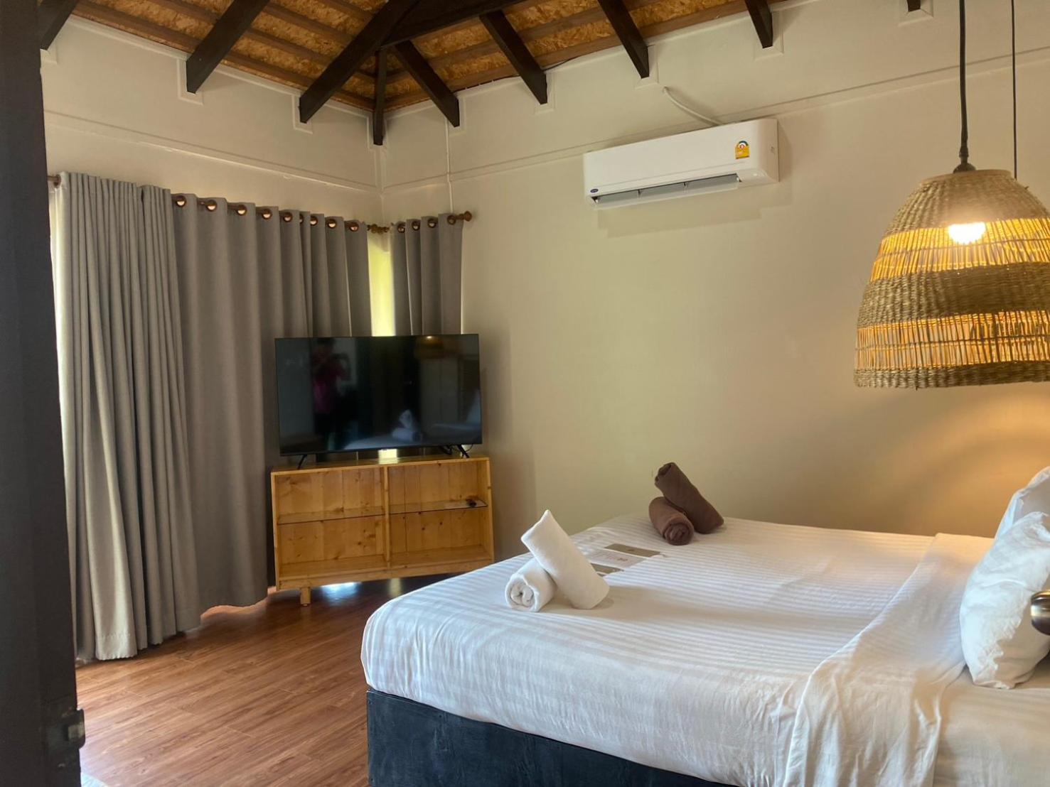 Villa con Piscina e Vista Mare Parziale