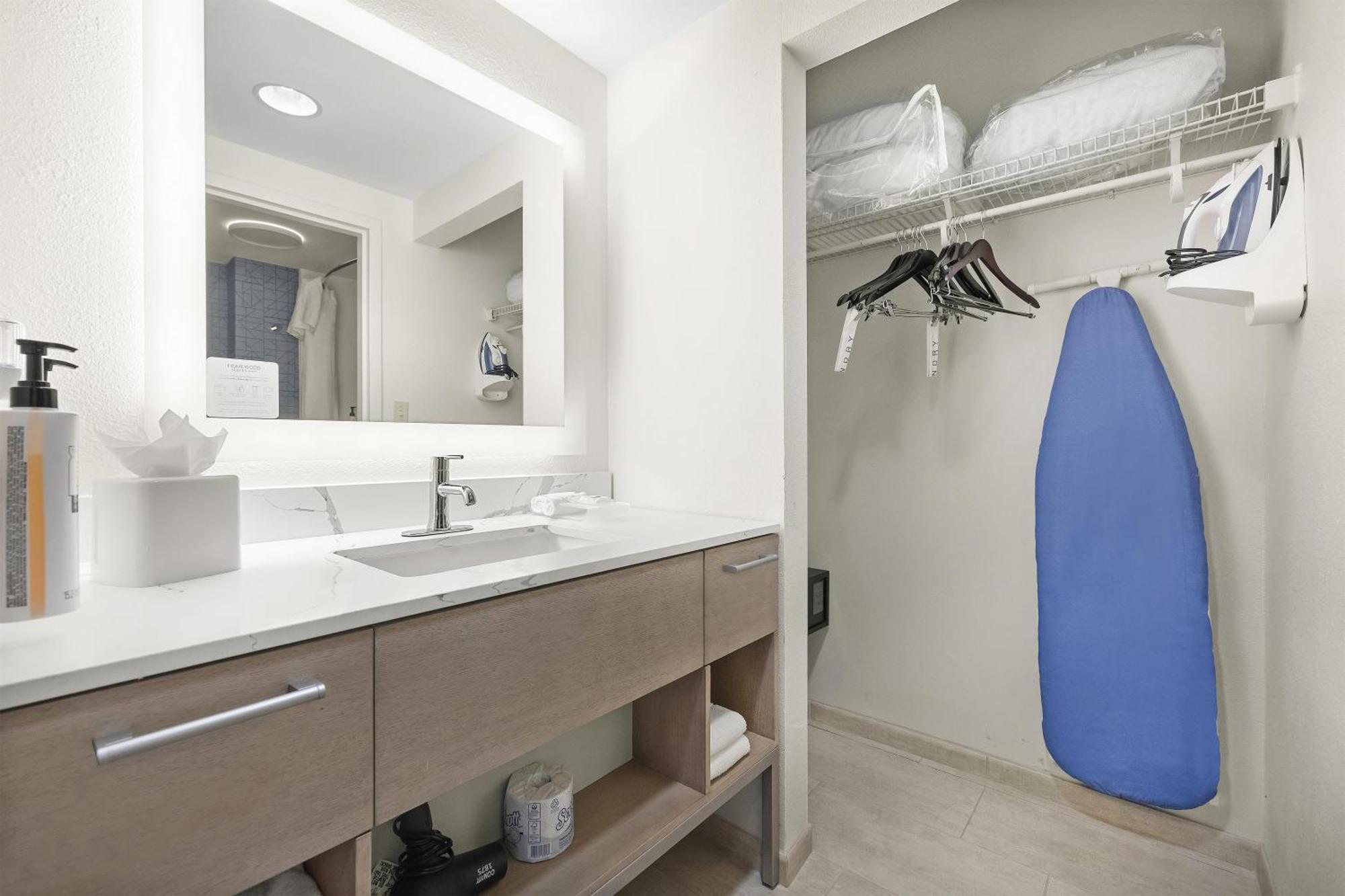 King Studio with Roll-In Shower - Mobility and Hearing Access/Non-Smoking